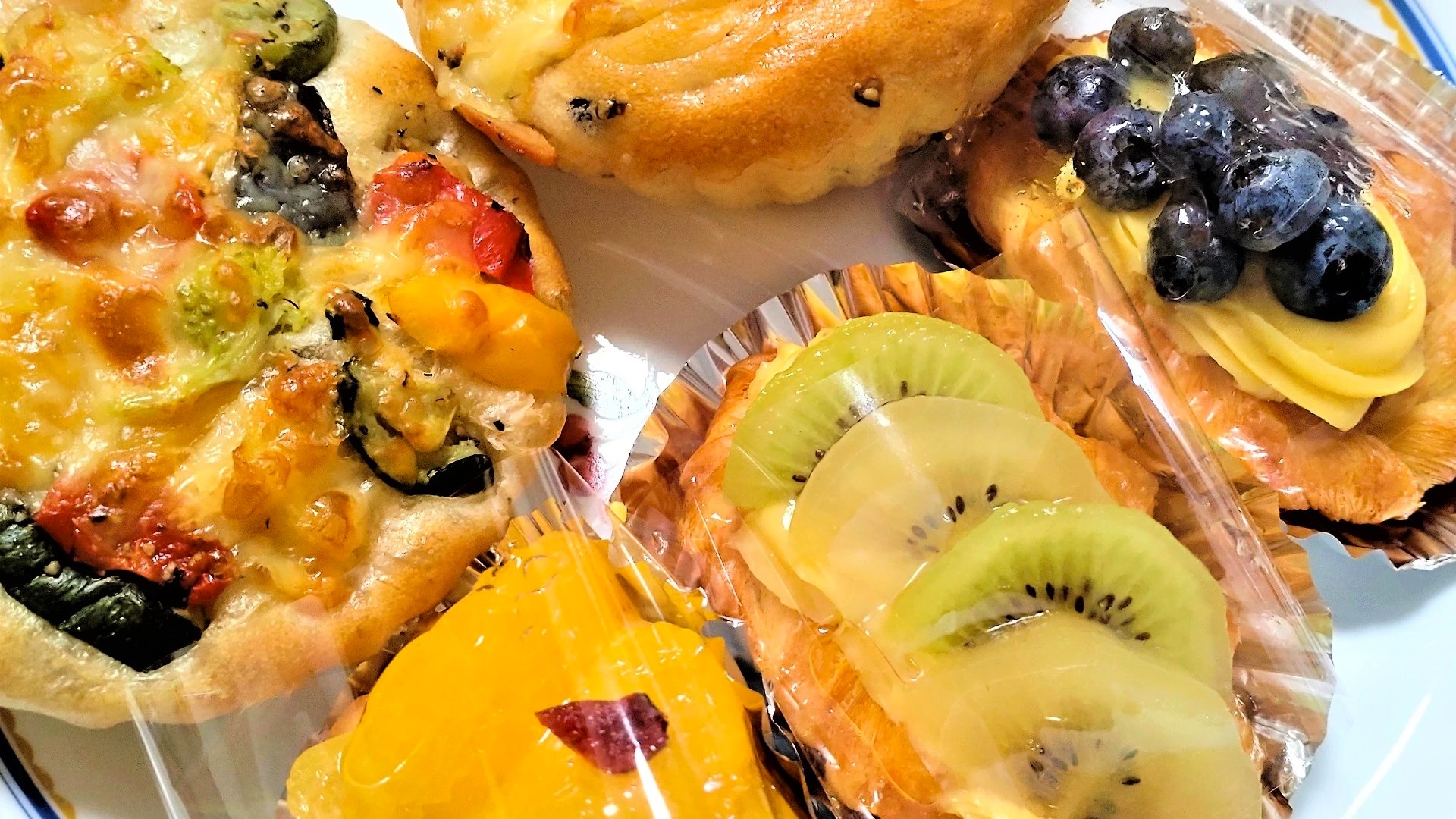 瑞穂区のパン工房ブーローニュで購入したデニッシュとフォカッチャ