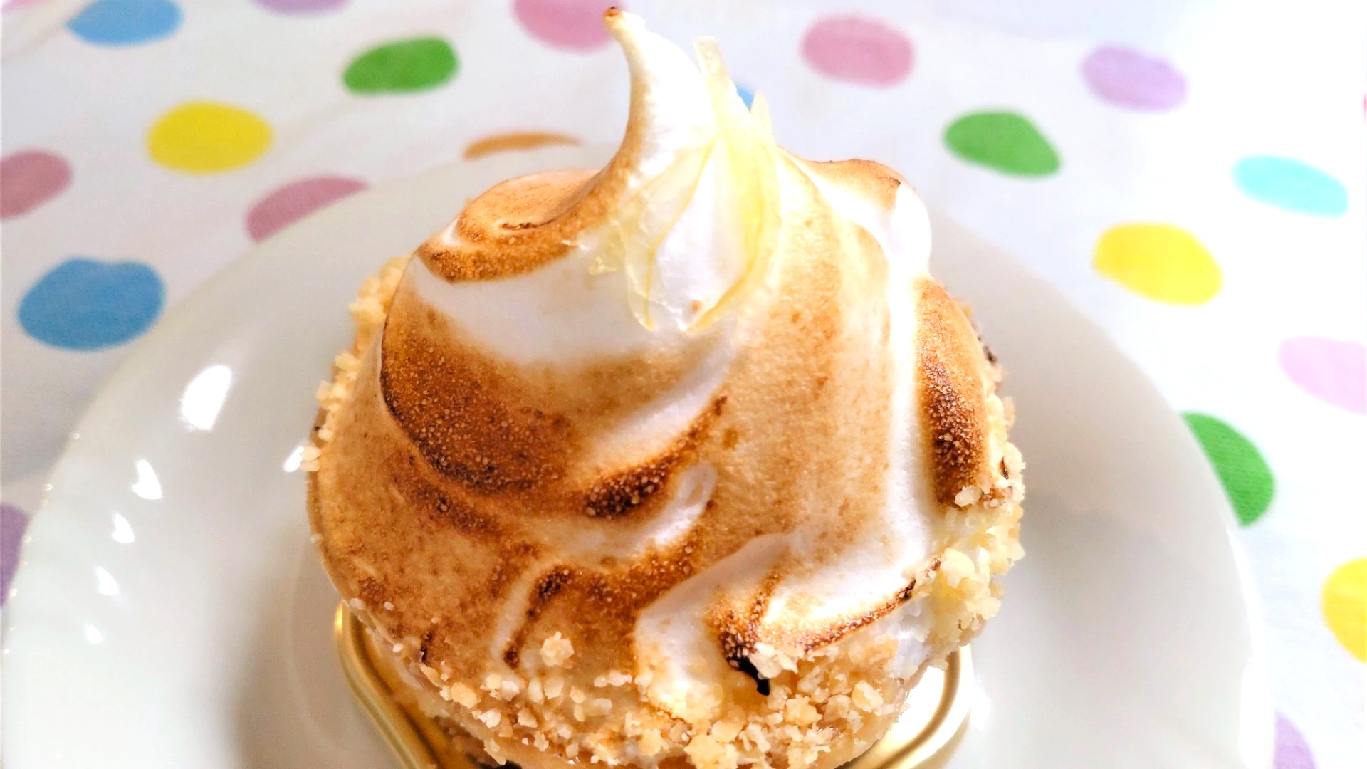 パティスリー アングレーズのレモンパイ。つんっとした可愛らしいフォルムに、レモンクリームの爽やかな香りが広がる一品。