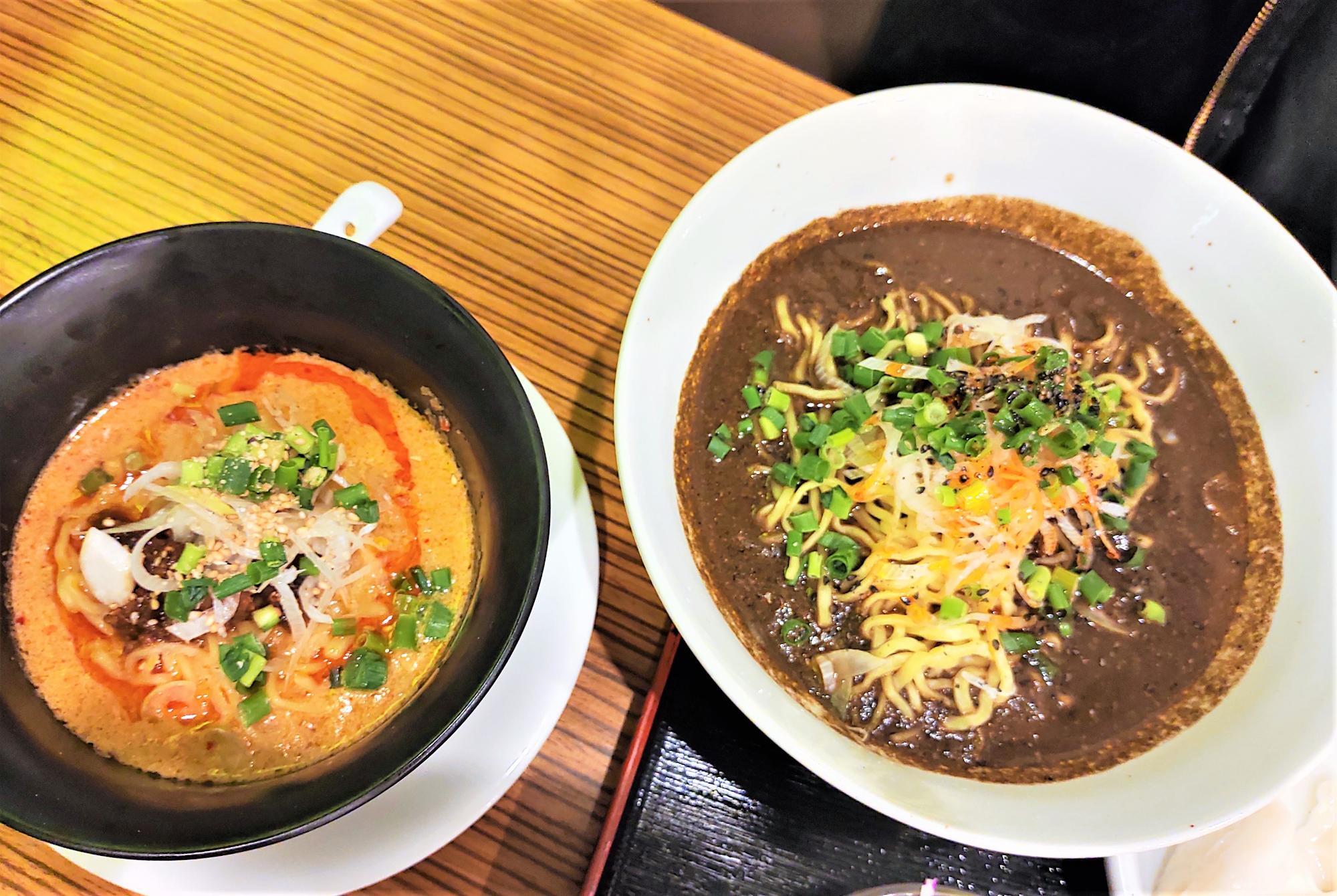 白胡麻担々麺（Sサイズ）と黒胡麻担々麺