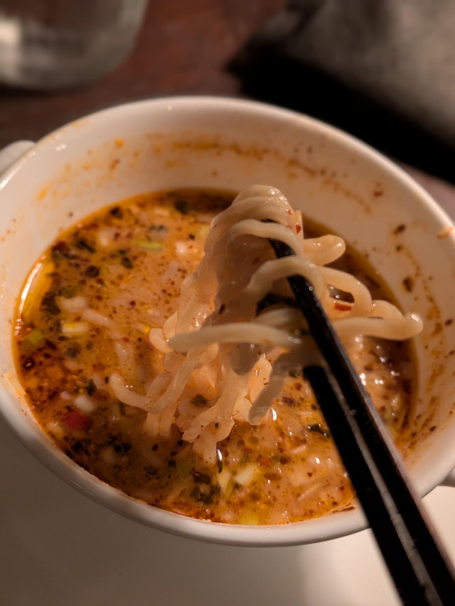 ザ・コンダーハウス×矢場味仙の台湾ラーメンコラボの様子