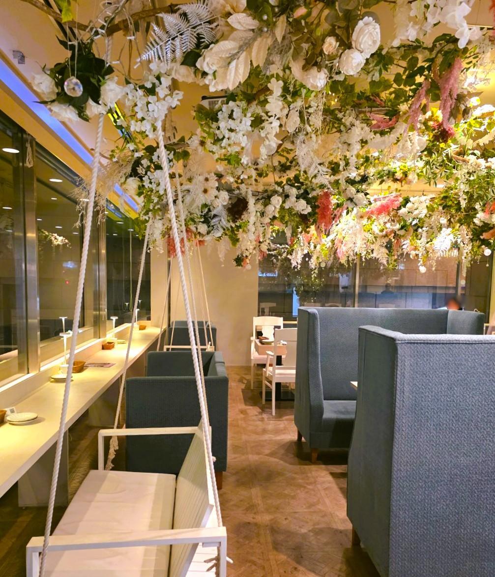 Sun5 cafe(名古屋・栄)の花に囲まれた可愛い店内