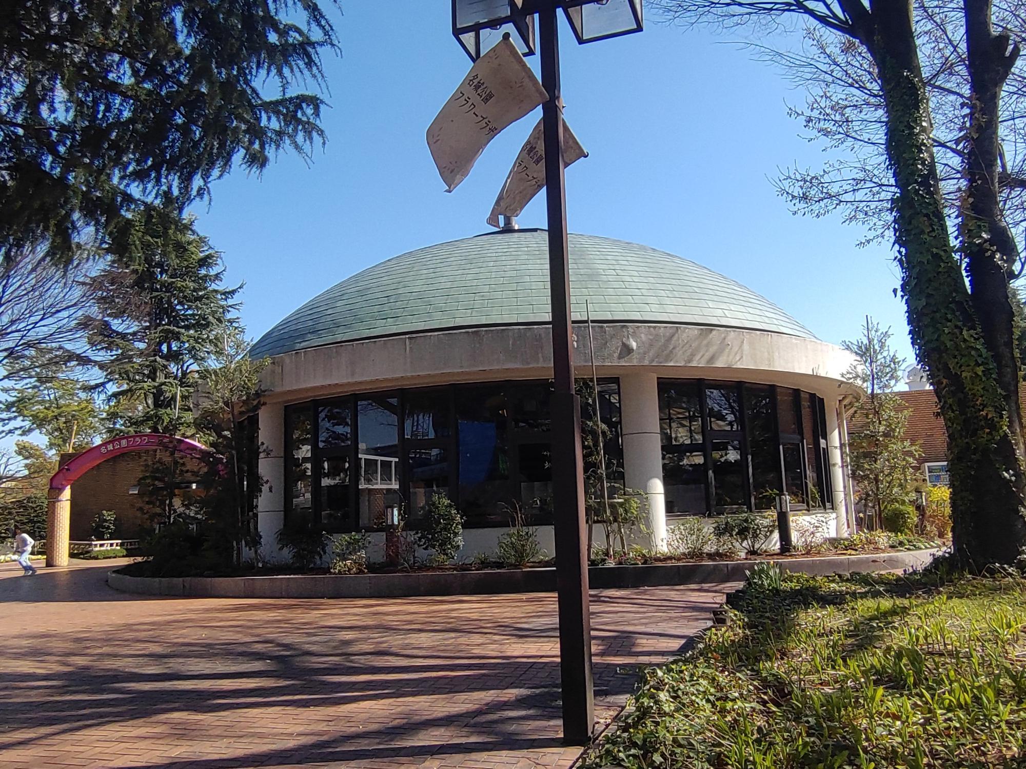 花カフェ。木目調をベースにしたアンティークなインテリアが並ぶ、可愛らしく落ち着いた雰囲気のカフェです。