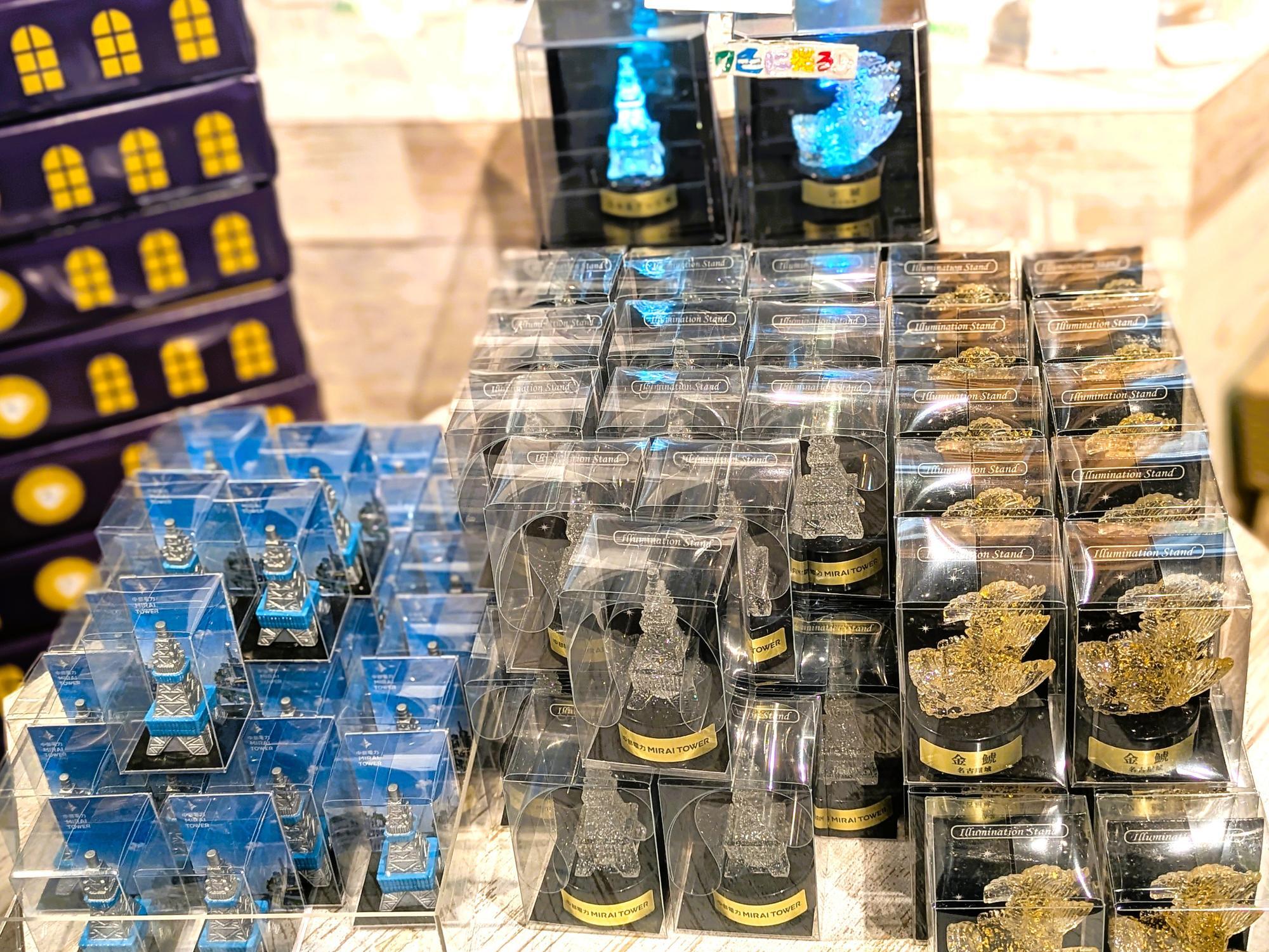 ライトアップされたタワー型の雑貨が並ぶ店内ディスプレイ。