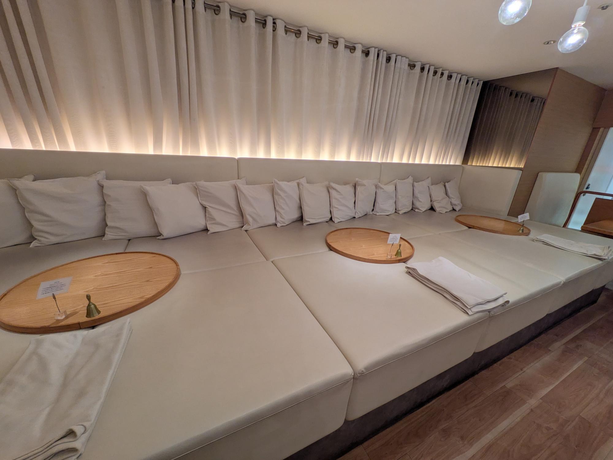 靴を脱いでくつろげる店内の様子