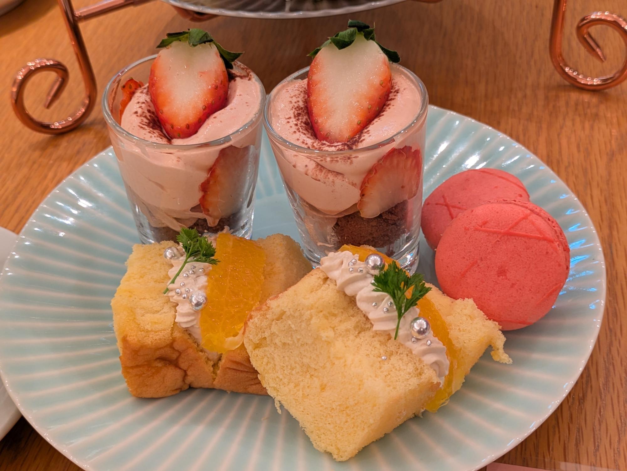 アフタヌーンティーのスイーツ盛り合わせ