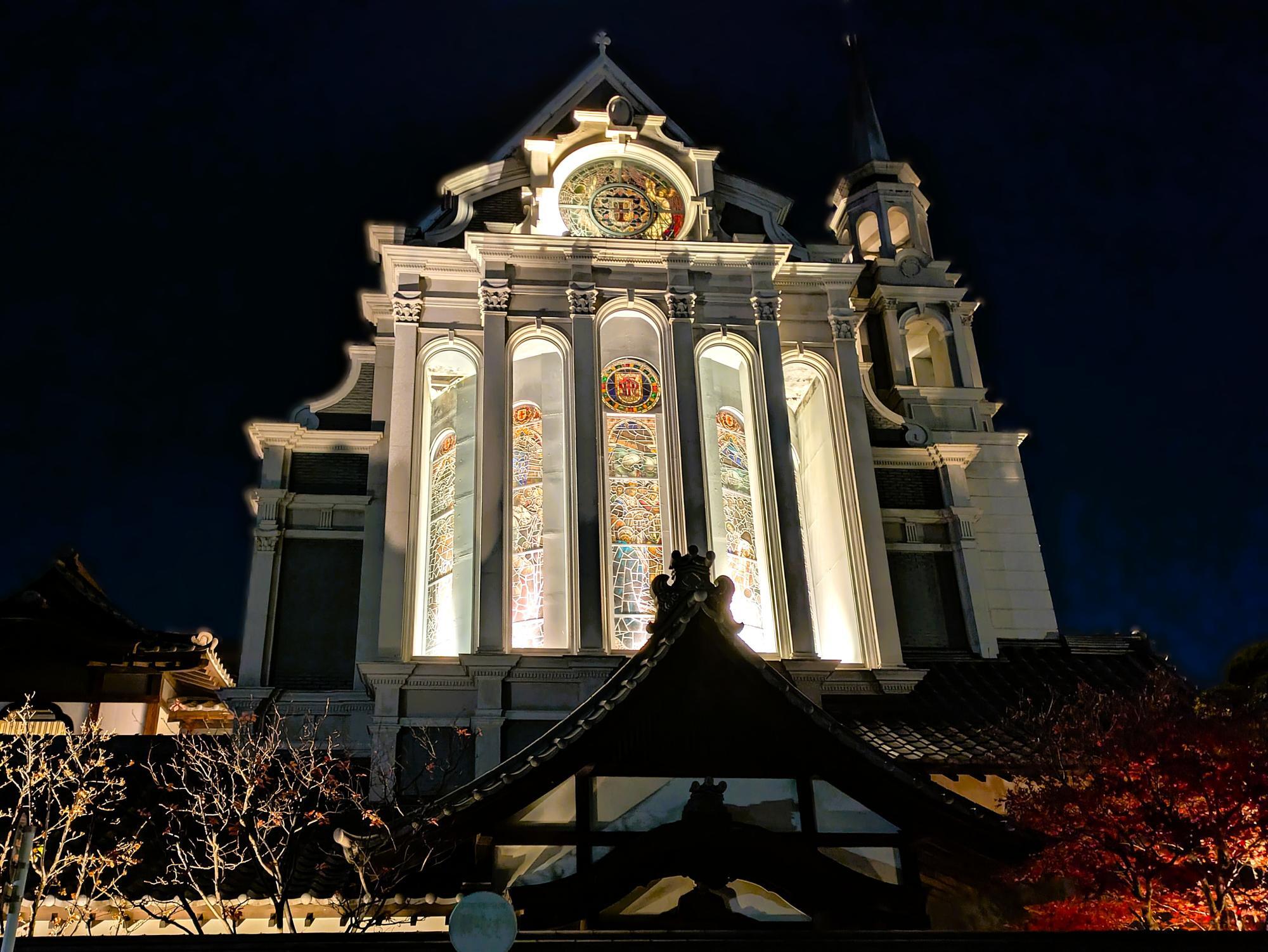 夜にライトアップされた百花籠のチャペルとステンドグラス