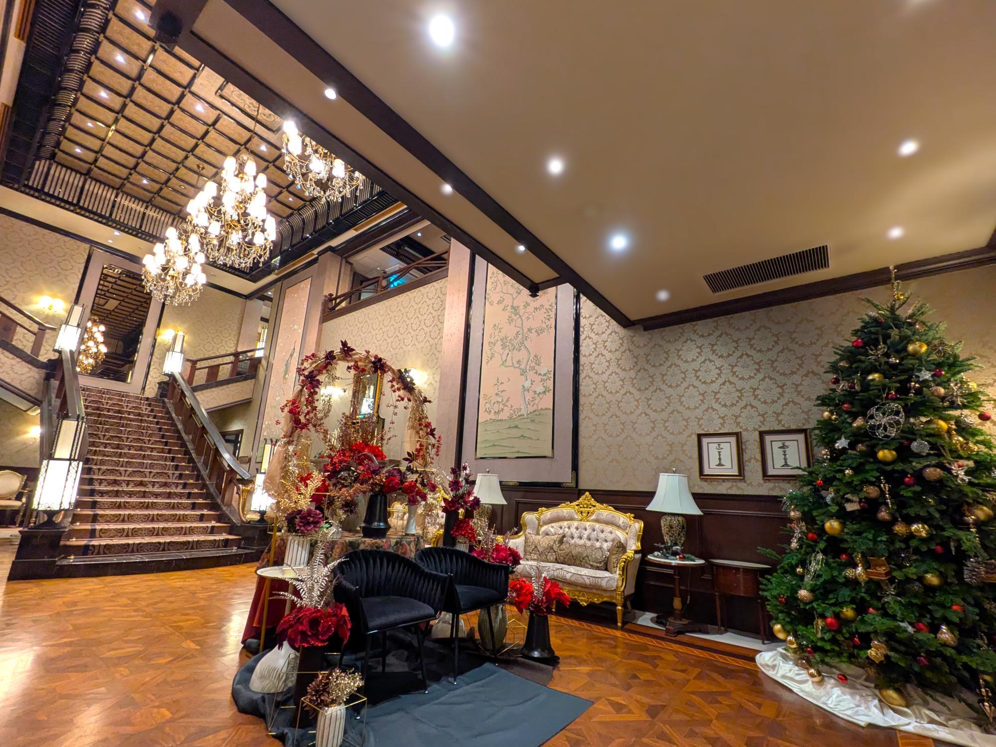 クリスマス装飾が施された百花籠の豪華なロビーと大階段