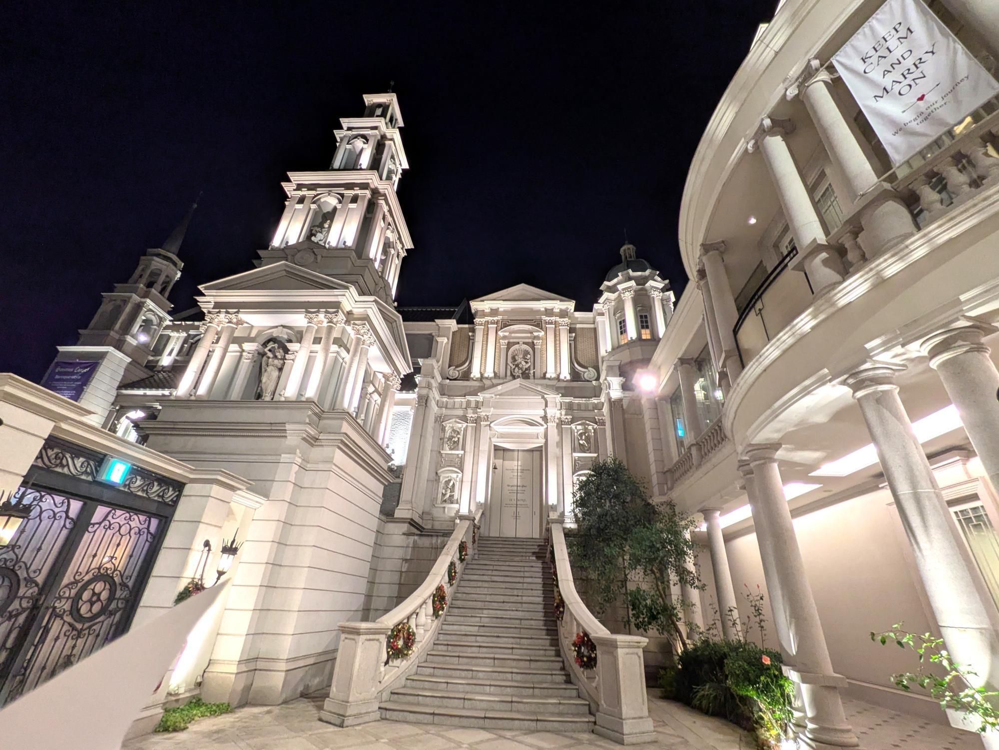 夜にライトアップされた百花籠のチャペル外観