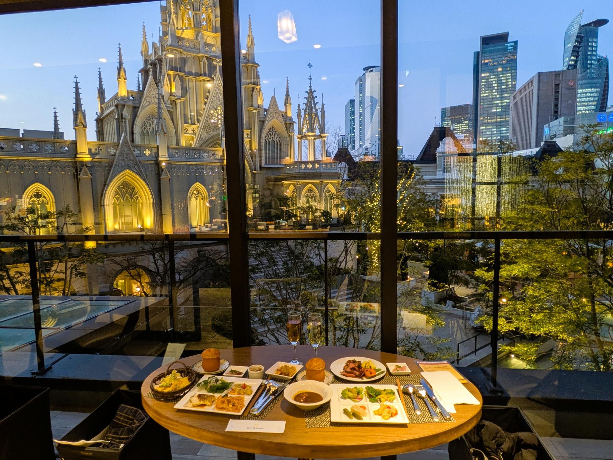 ストリングスホテル名古屋の地中海フェアの料理と夜景