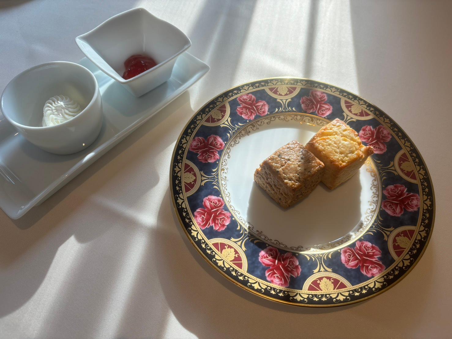 ノリタケの器に盛られたキルンのスコーンとクリーム、ジャムのセット　オマージュ コレクション プレート(色絵薔薇文)