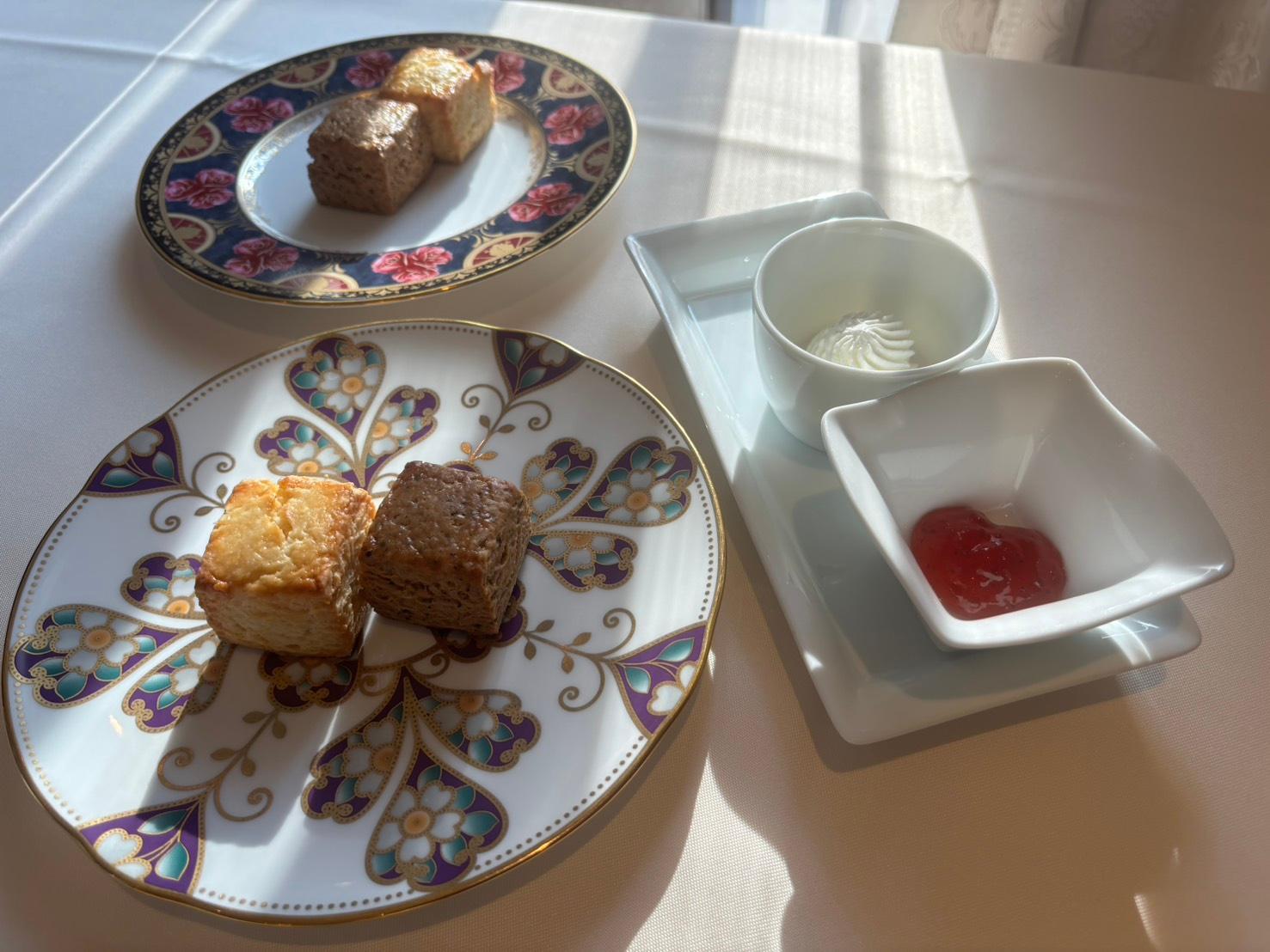 ノリタケの器に盛られたキルンのスコーンとクリーム、ジャムのセット　オマージュ コレクション プレート(雲母金彩花文) 