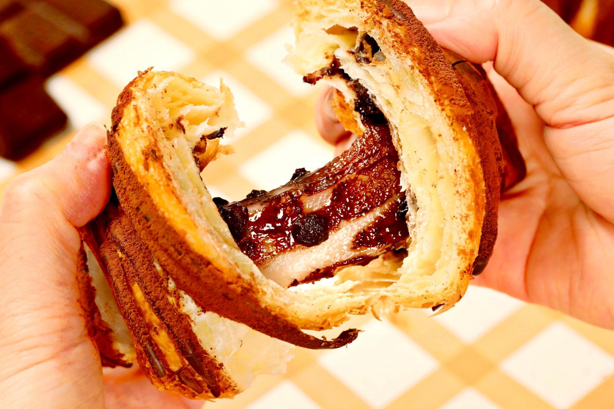 クロワッサン×餅スイーツ“クロッチ チョコ”の断面とチョコレート