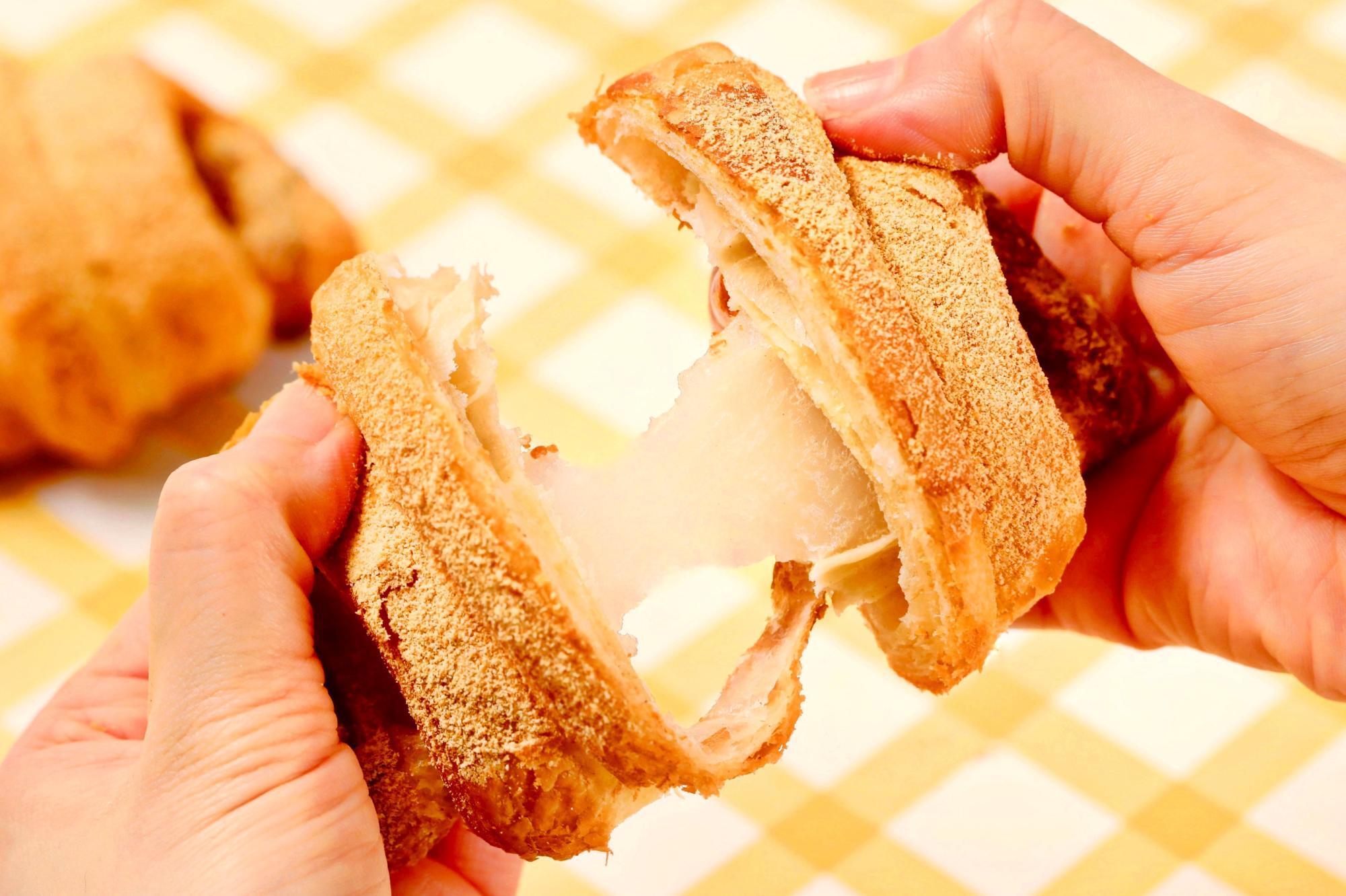 きなこをまぶした“クロッチ きなこ”の断面と伸びる餅