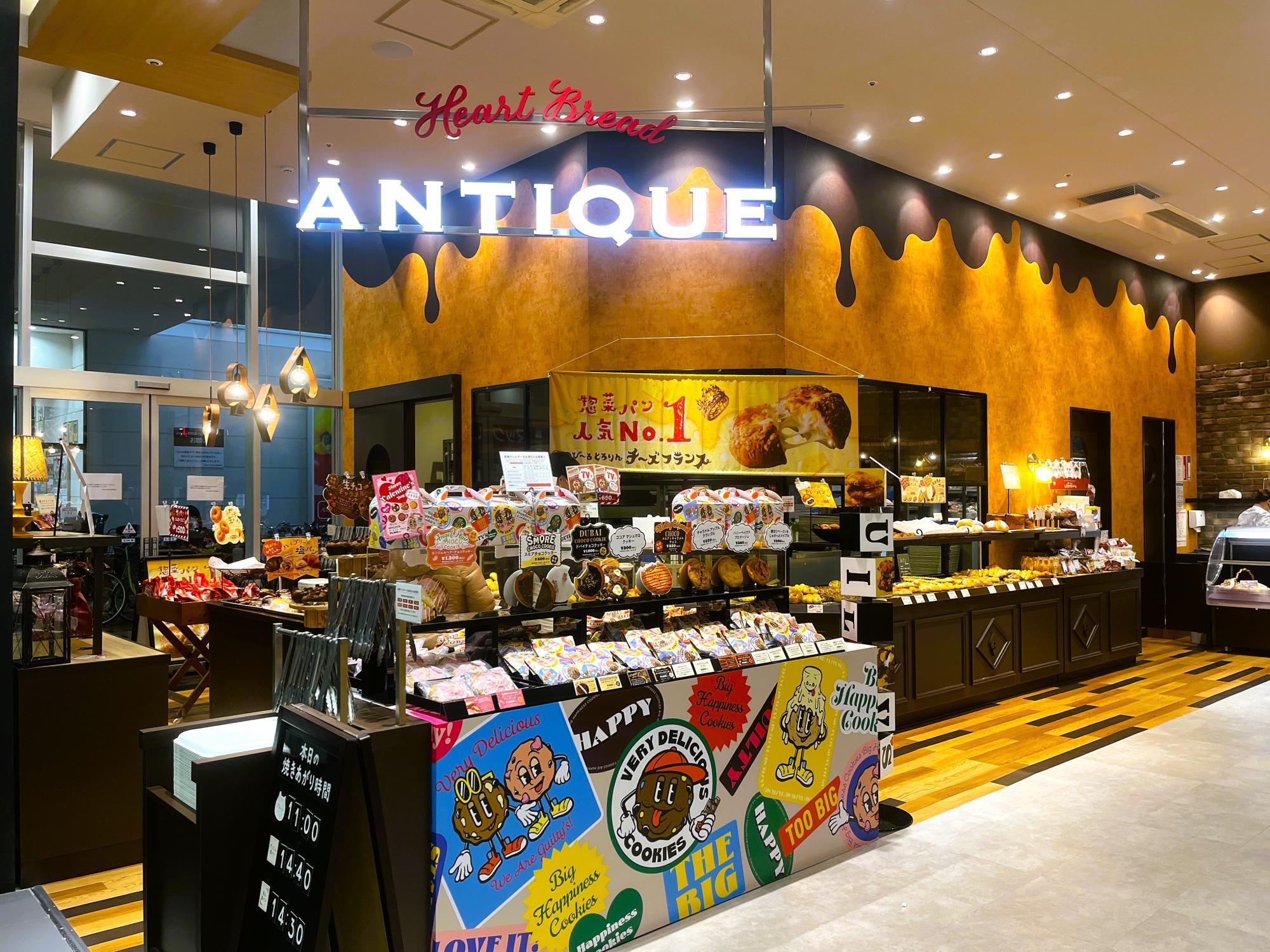 名古屋アンティーク店内に並ぶパンとスイーツ