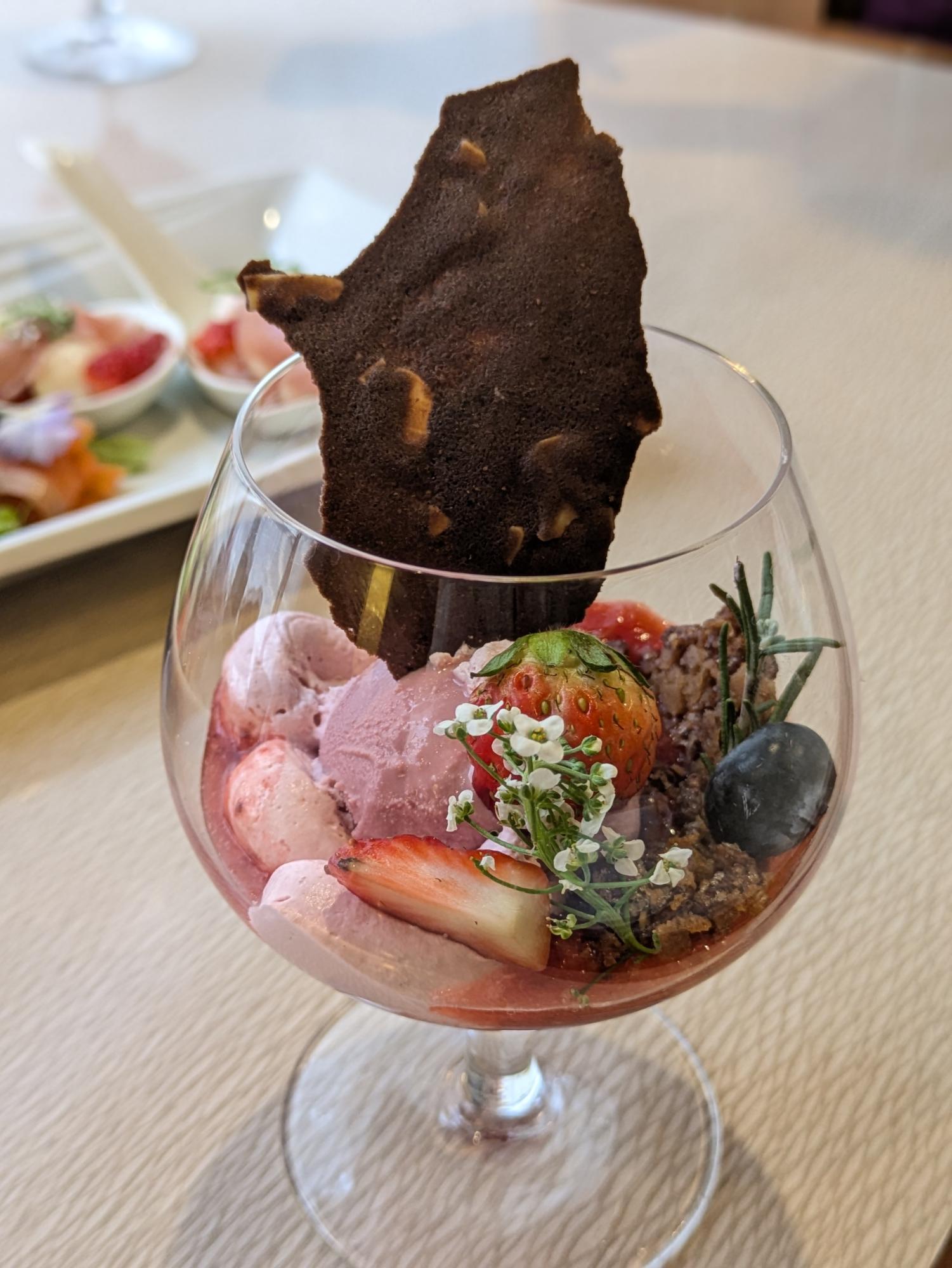 ザ・ラウンジの春いちごアフタヌーンティーのグラスデザート