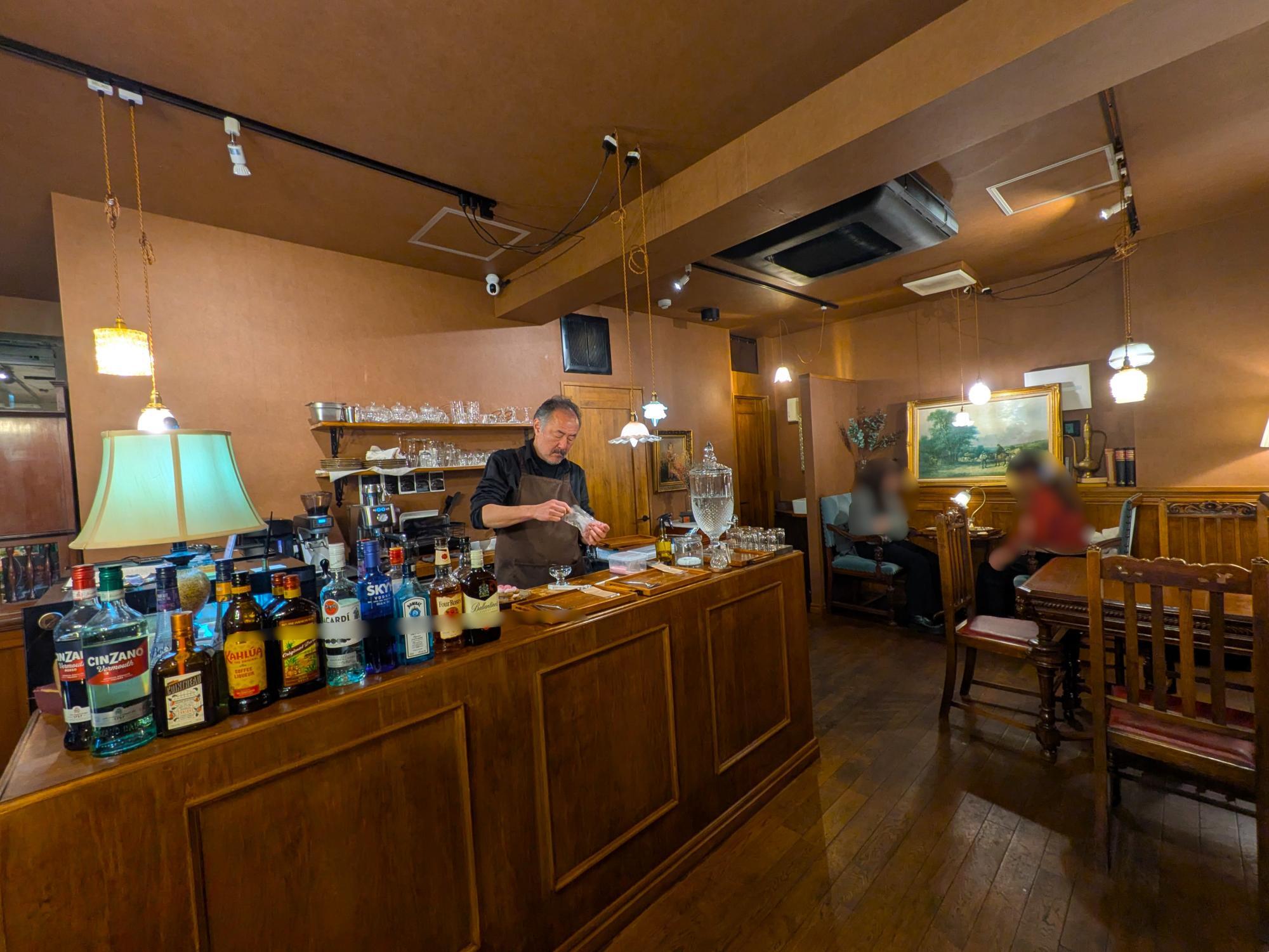 Cafe Hoshifuruの落ち着いた店内で店主がティラミスを作る様子