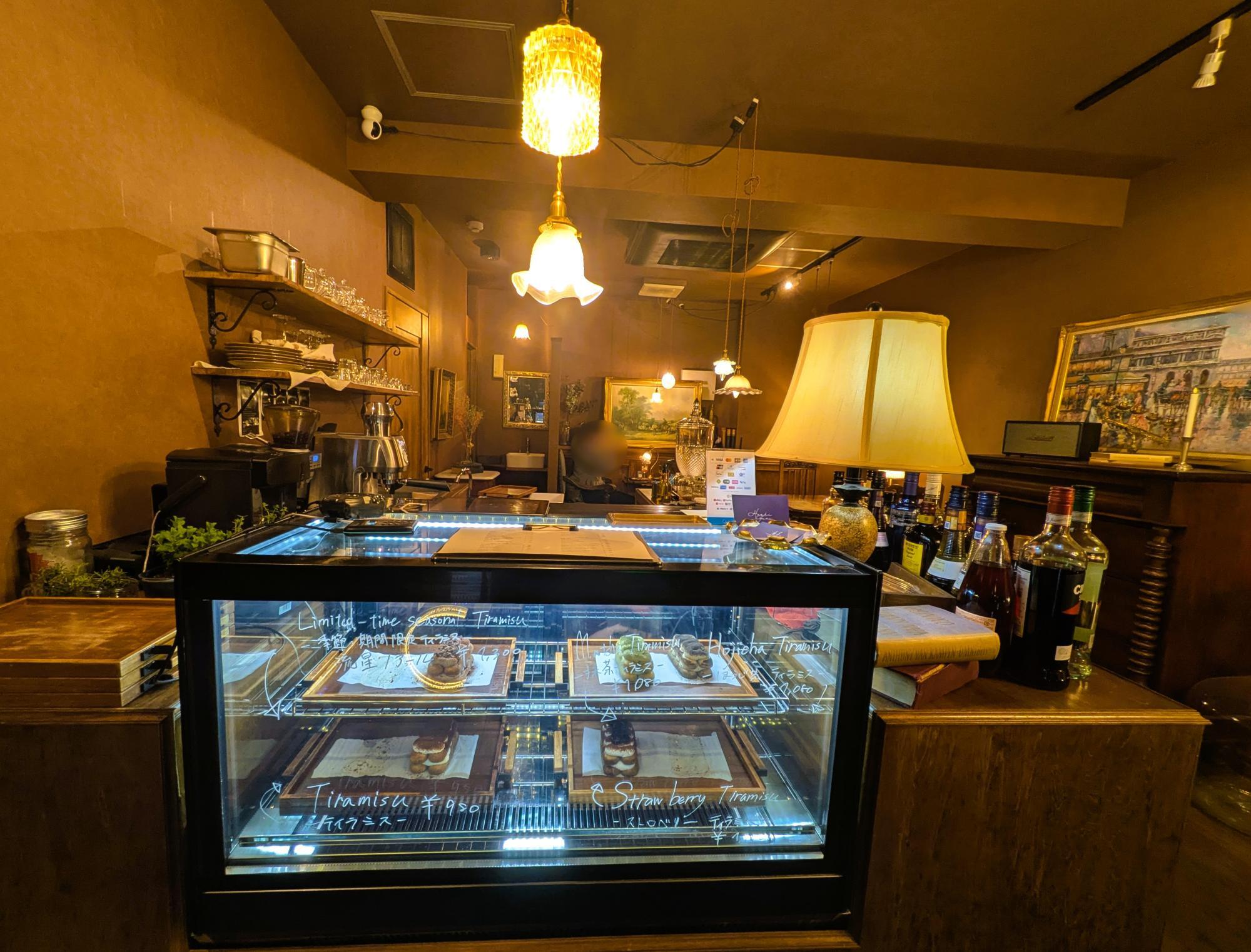 Cafe Hoshifuruのショーケースに並ぶ季節限定ティラミスと定番ティラミス