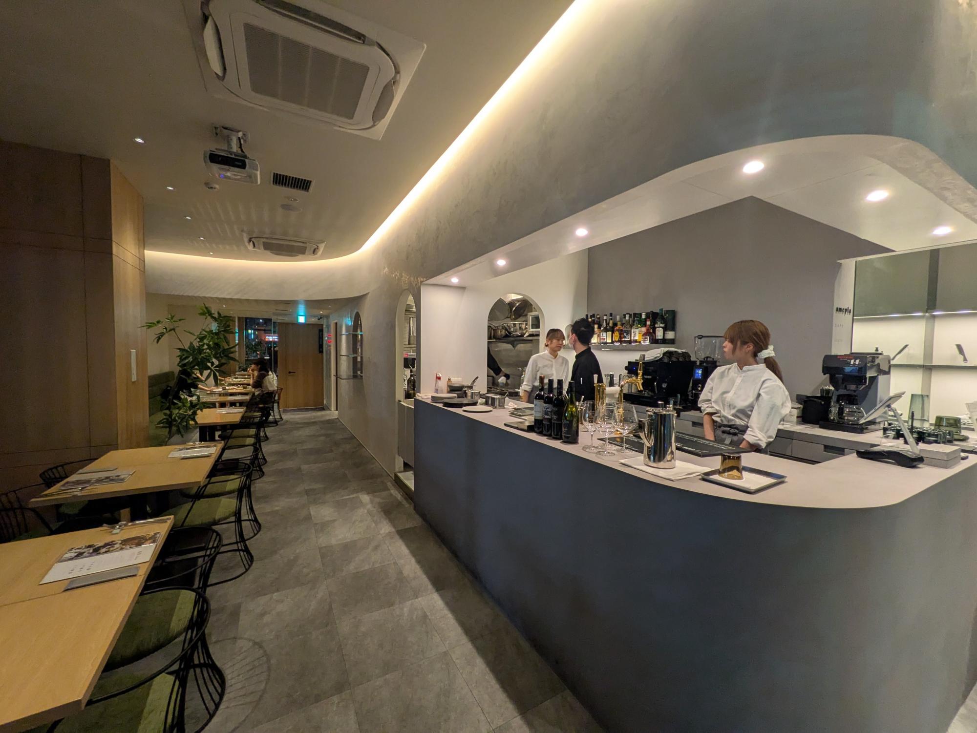 amepla CAFE/RESTO店内