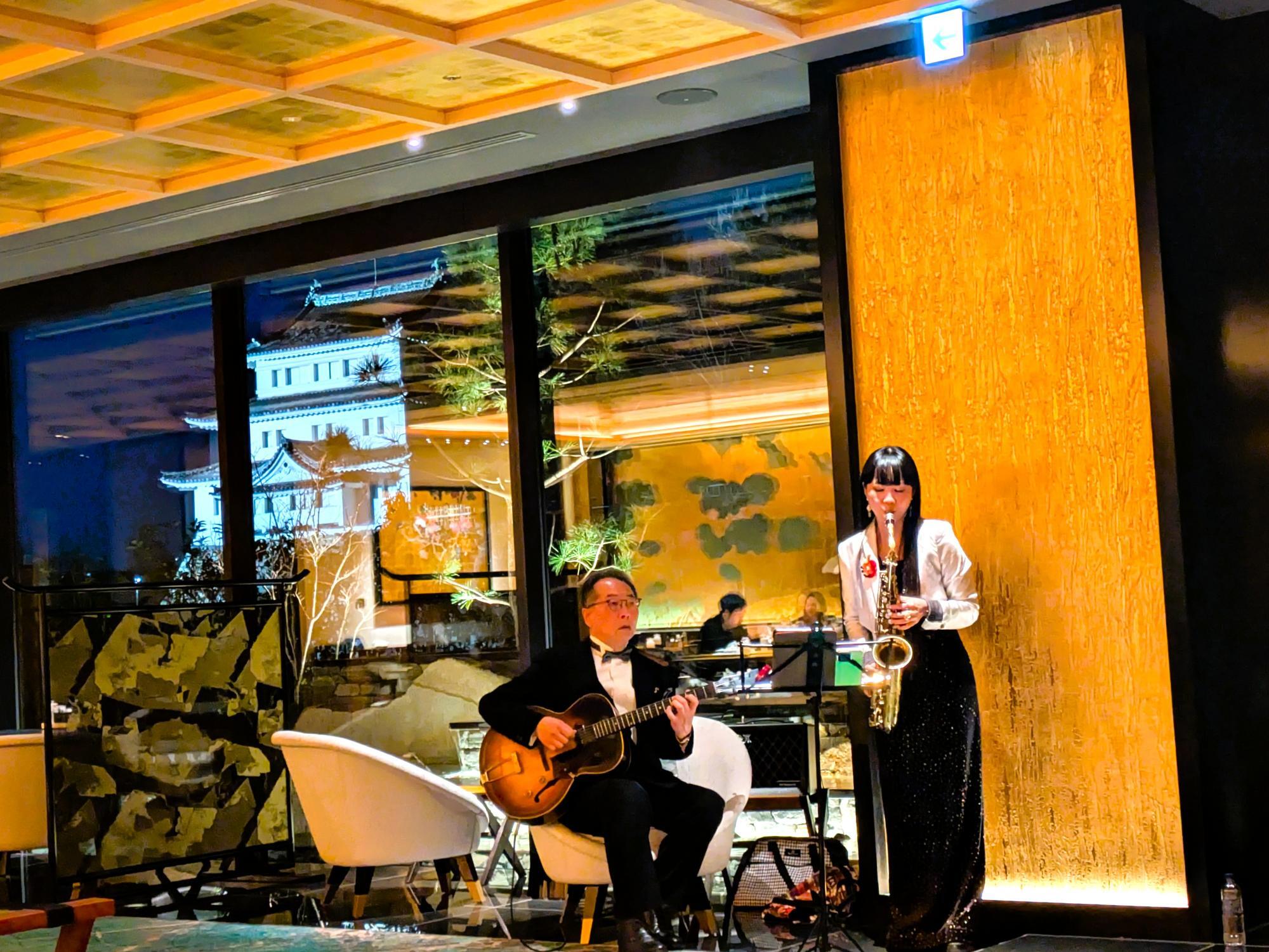 エスパシオ ナゴヤキャッスルで行われるJAZZライブ。ギターとサックスの生演奏が響くラウンジから、ライトアップされた名古屋城を望む上質な夜の空間。