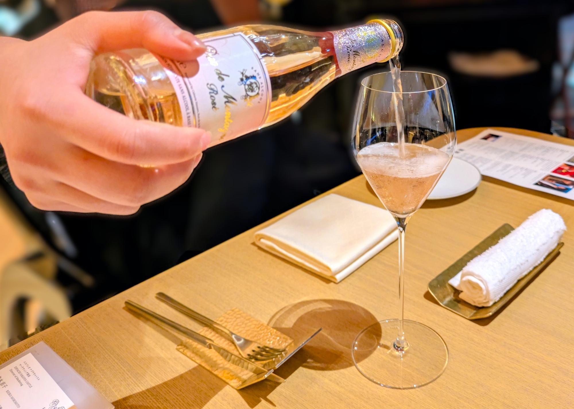 ロゼスパークリングをグラスに注ぐ瞬間。エスパシオ ナゴヤキャッスルのディナーで楽しむ、上質な春の食前酒のシーン。