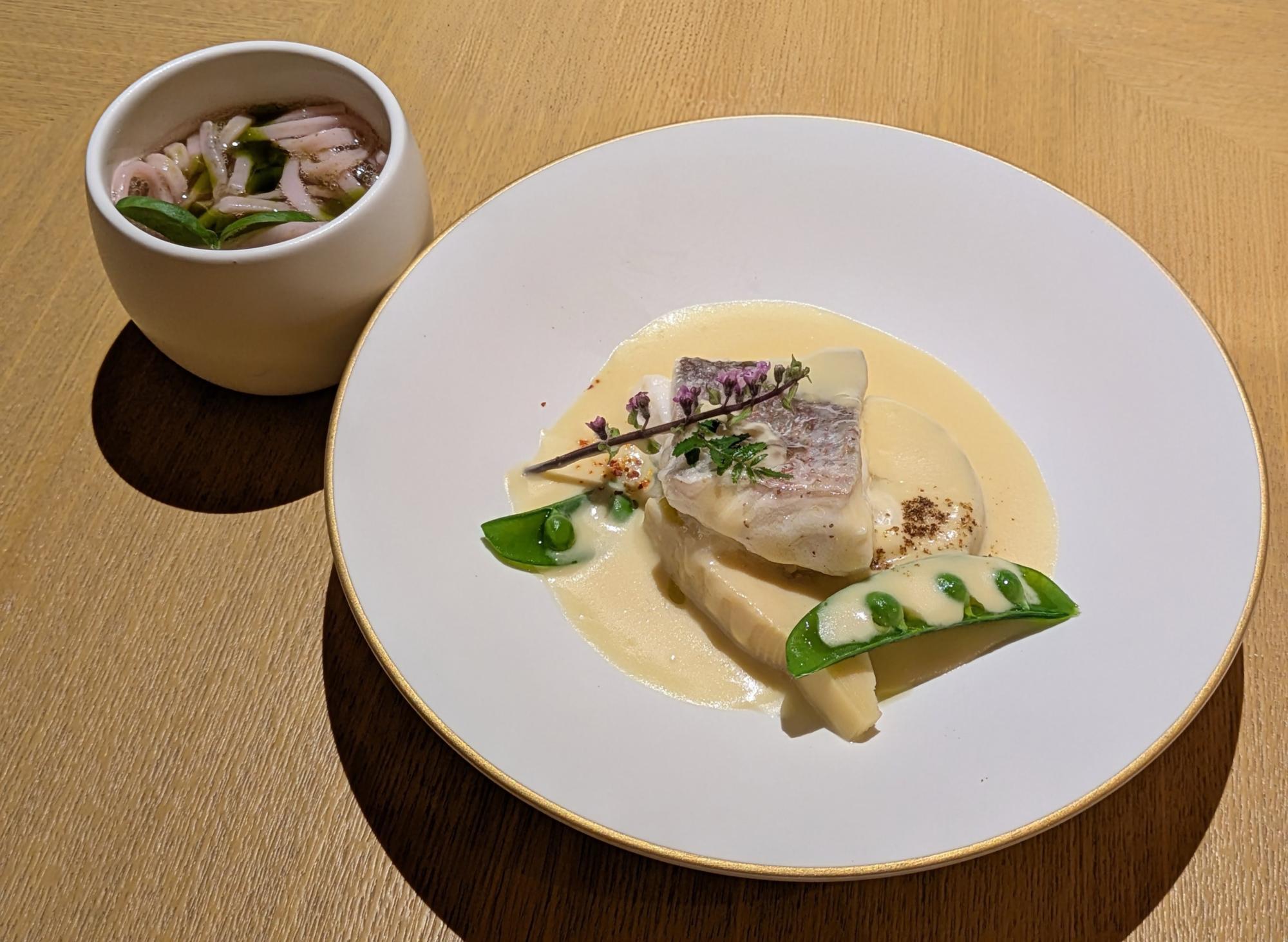 エスパシオ ナゴヤキャッスルのディナーで提供される桜コース。　メイン料理：桜鯛のヴァプール インカのめざめ 京都山利の白味噌ソース 桜とトマトの香り
