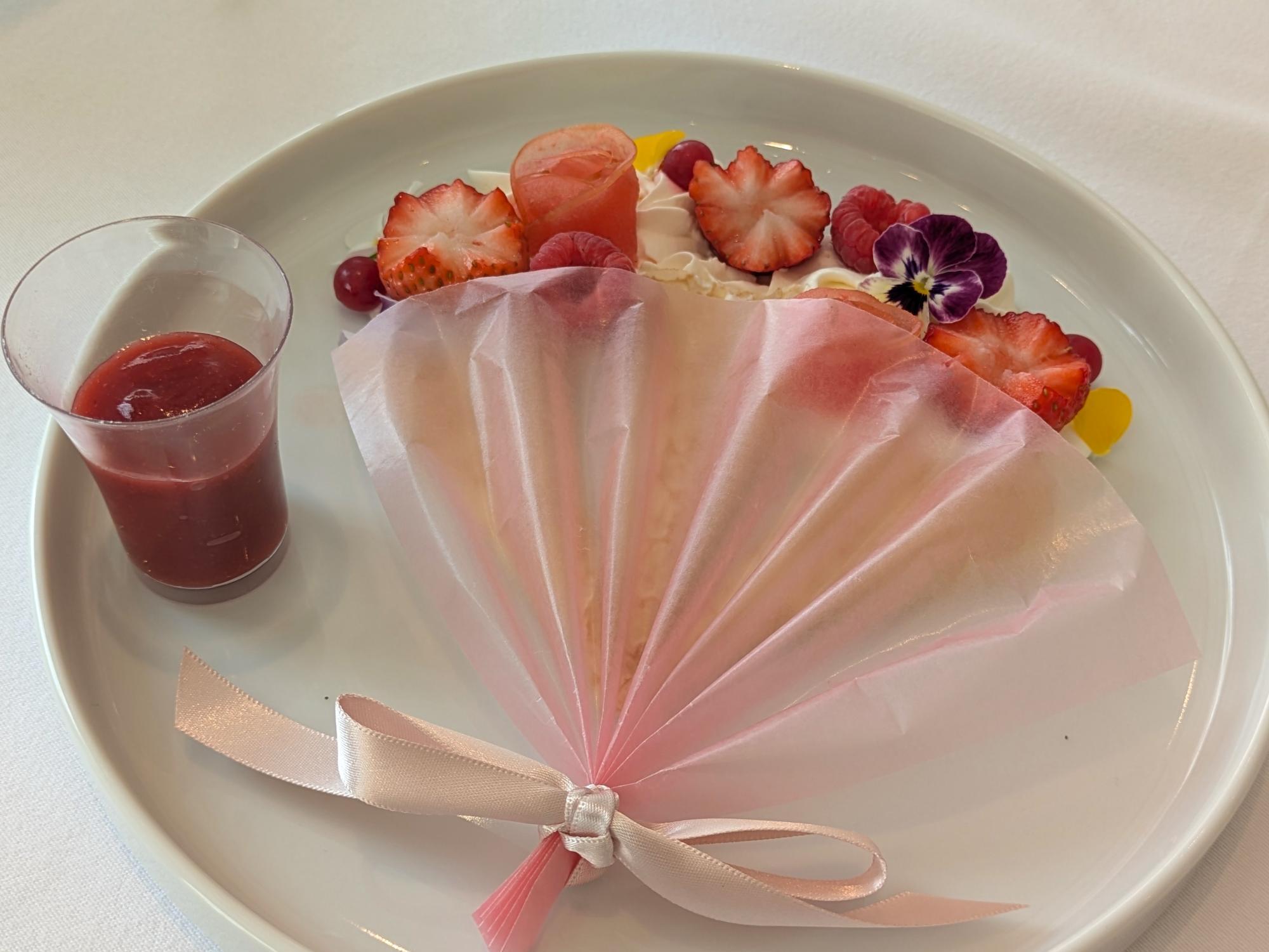 星ヶ丘迎賓館アートグレイスクラブの春いちごアフタヌーンティーのスペシャルデザート「赤い果実のクレープブーケ」
