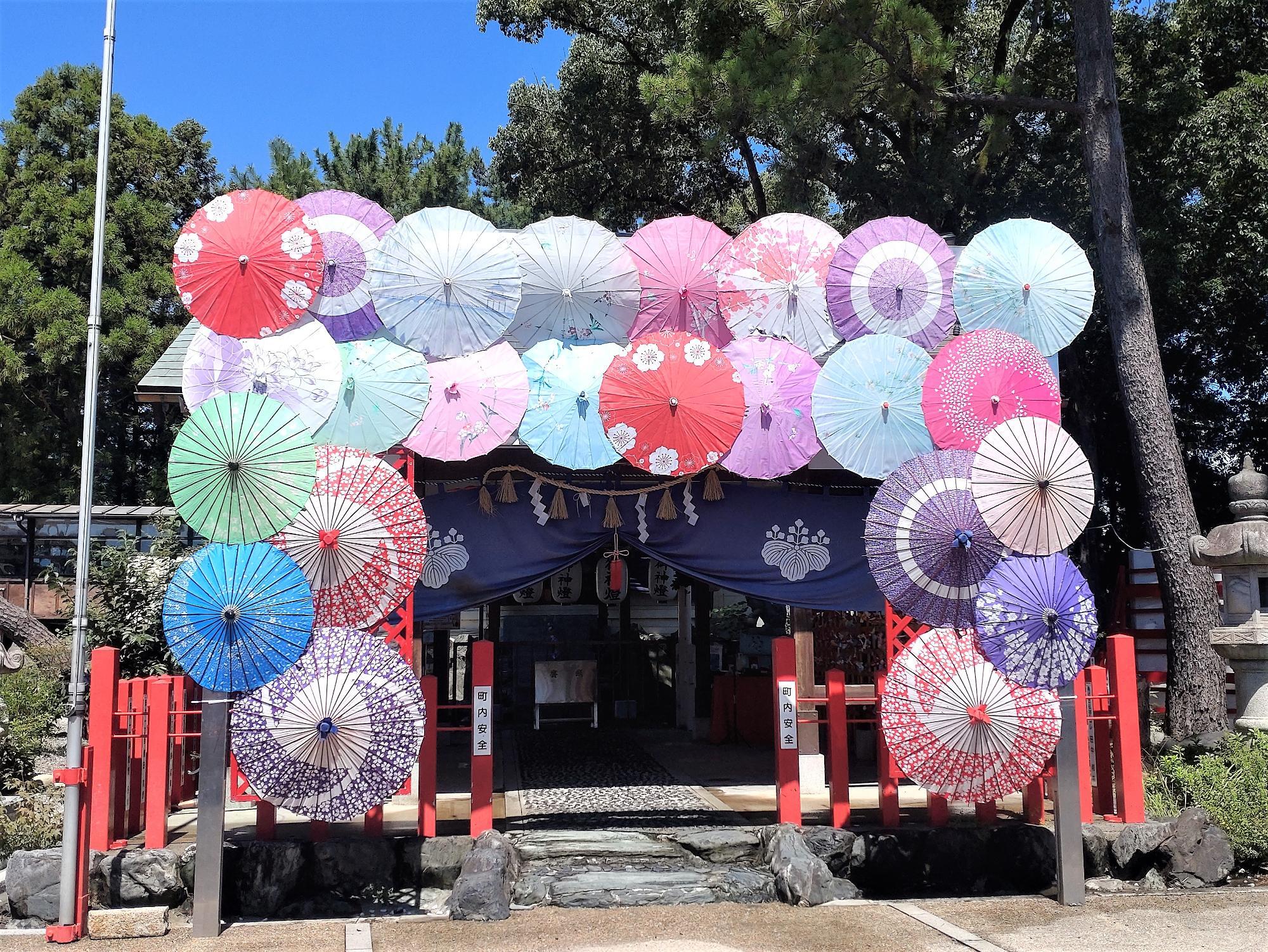 別小江神社のフォトジェニックな傘飾り