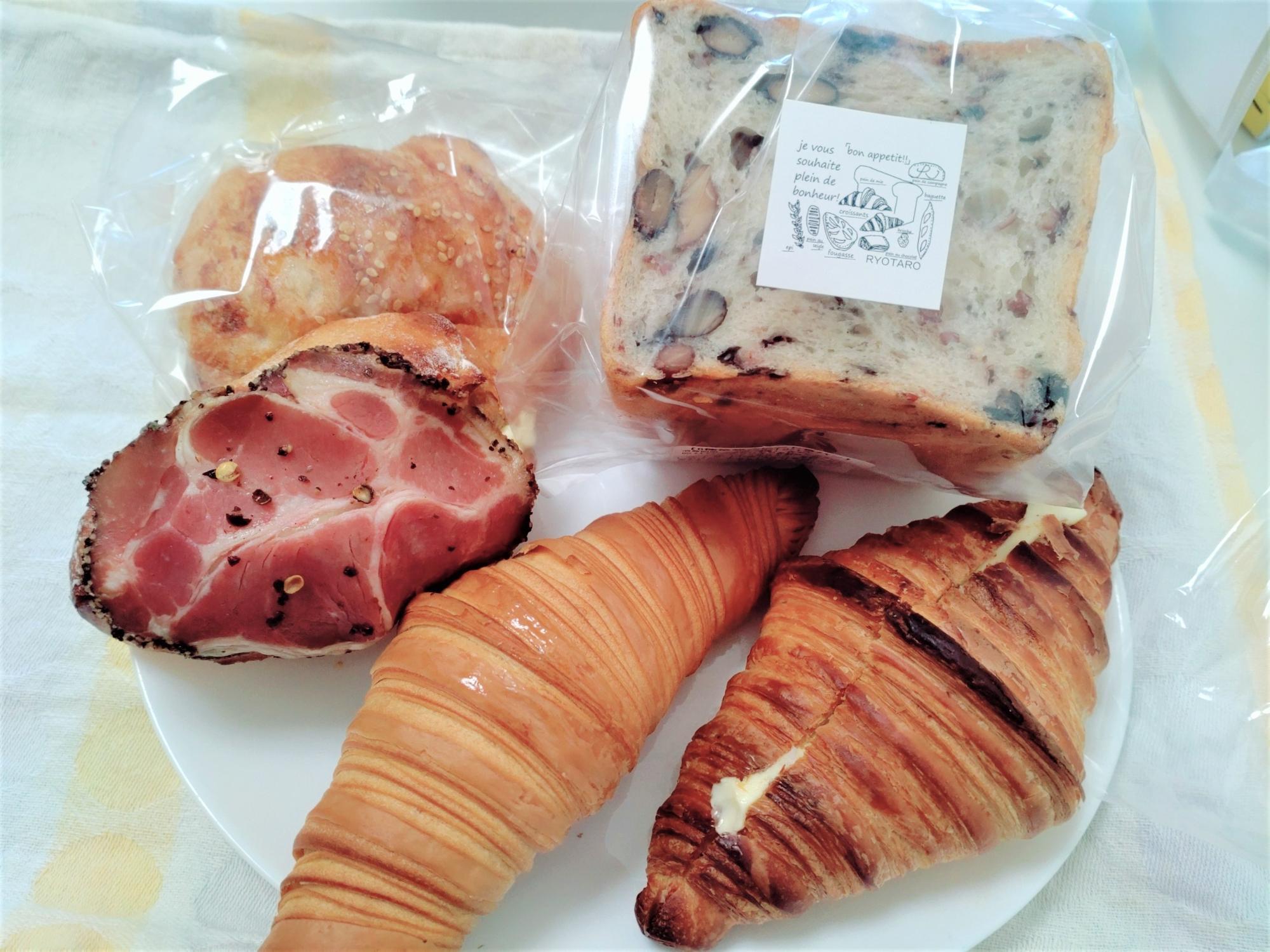 涼太郎のパン。クロワッサン・アンティーク、明太子と発酵バター、塩パン、ローストポークとゴーダチーズのバケット、六穀ブレンド食パン