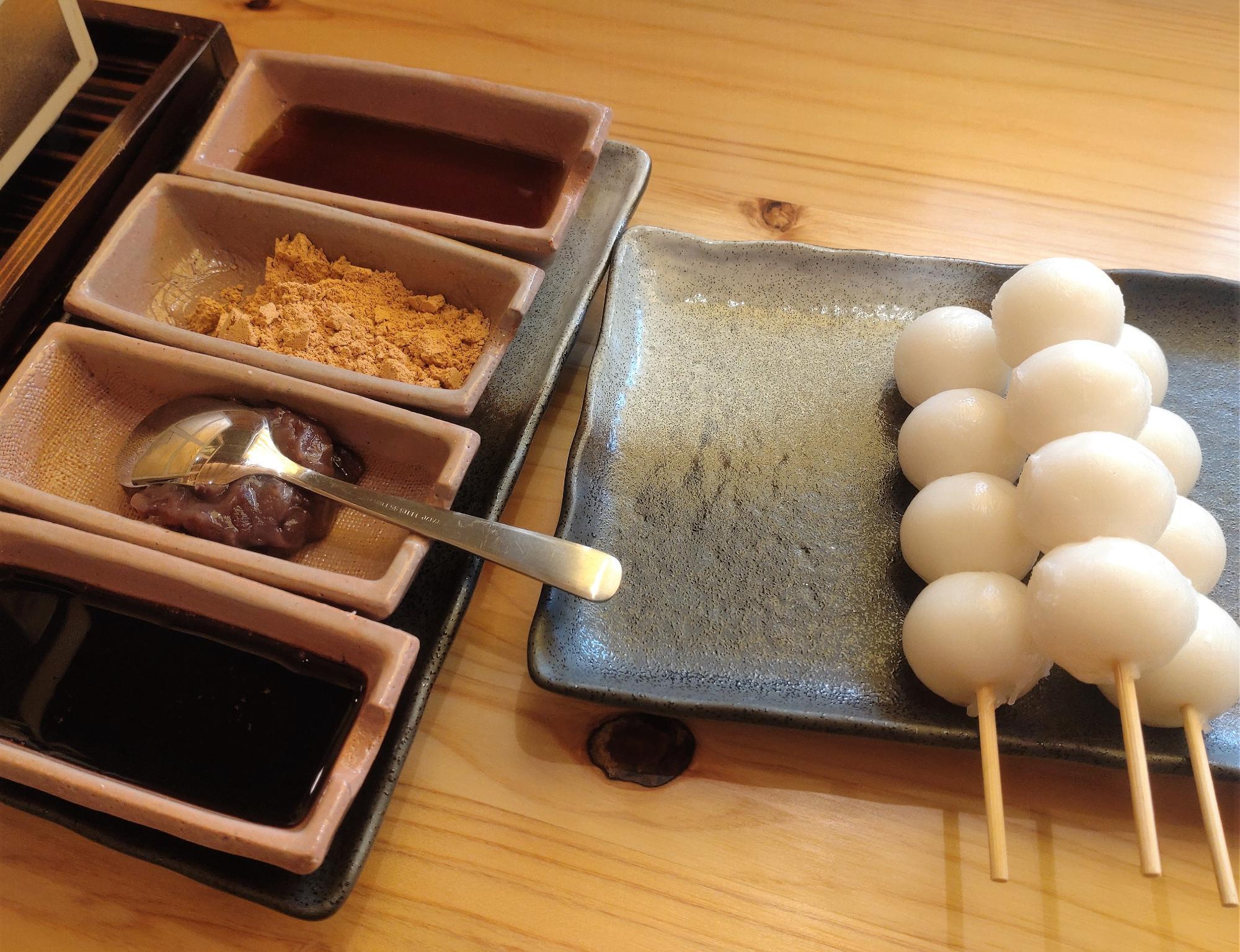 おかげ庵の串団子と3種のトッピング。黒蜜、きな粉、あんこが並ぶセット。