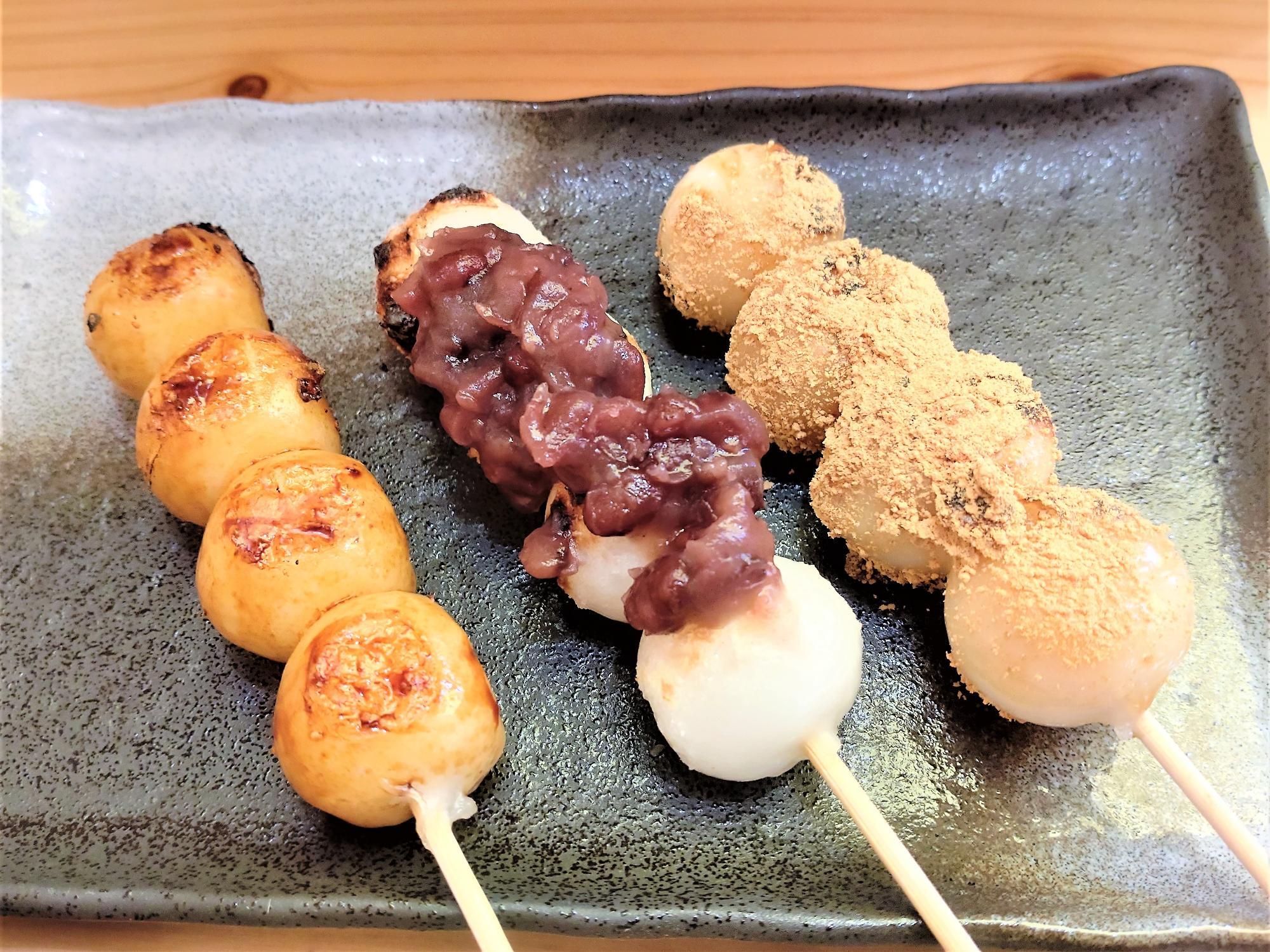 おかげ庵の串団子3種。焼き団子、あんこ団子、きな粉団子が皿に並ぶ様子。