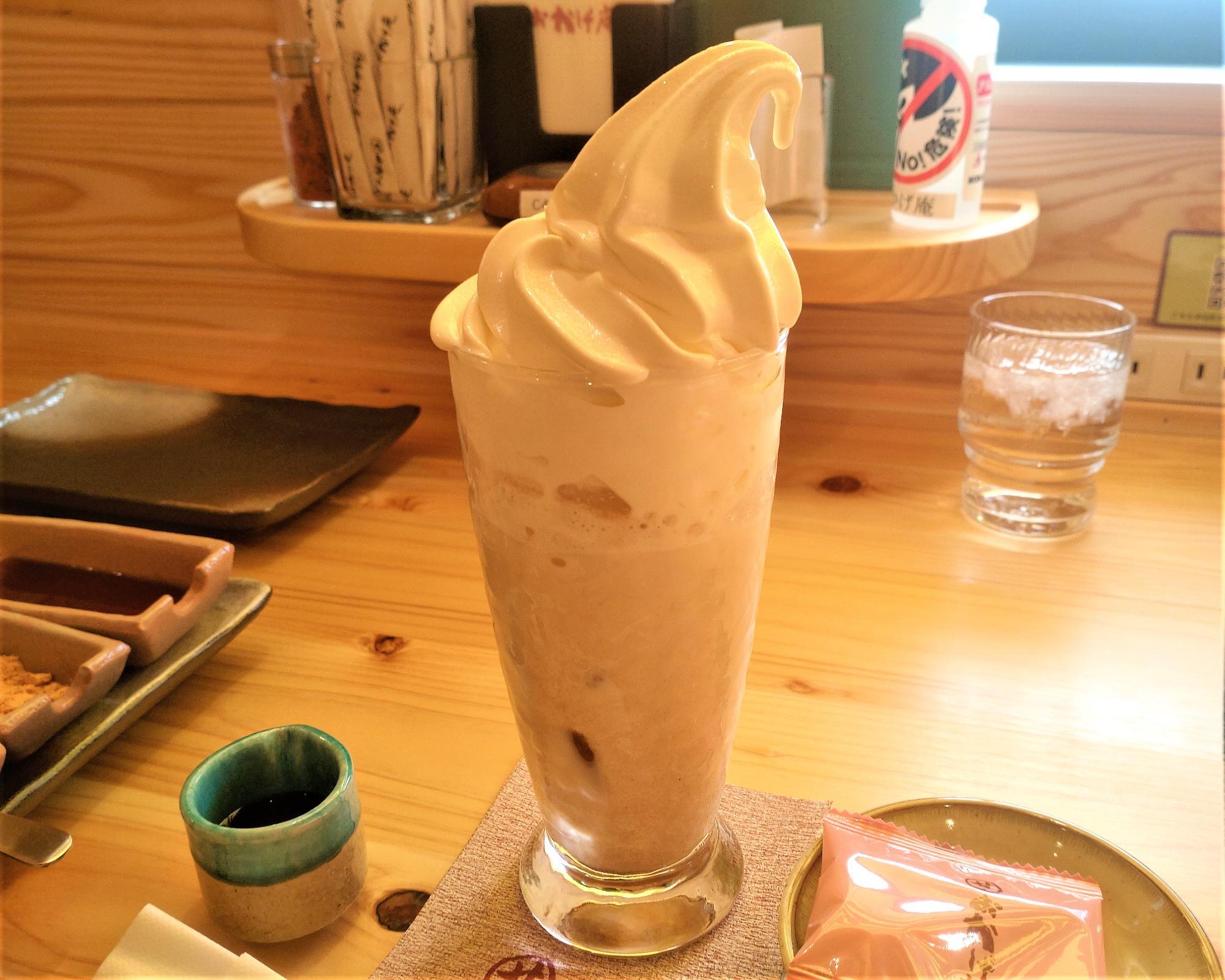 おかげ庵のきな粉フロート。ソフトクリームがのった冷たい飲み物と黒蜜のセット。