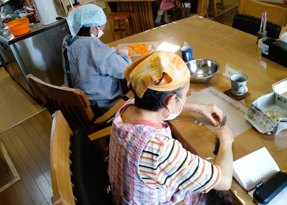 カルチャーCLUBあかねでのカレー準備の様子