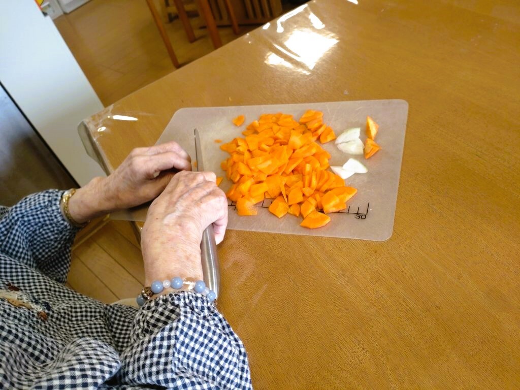 カルチャーCLUBあかねでのカレー準備の様子