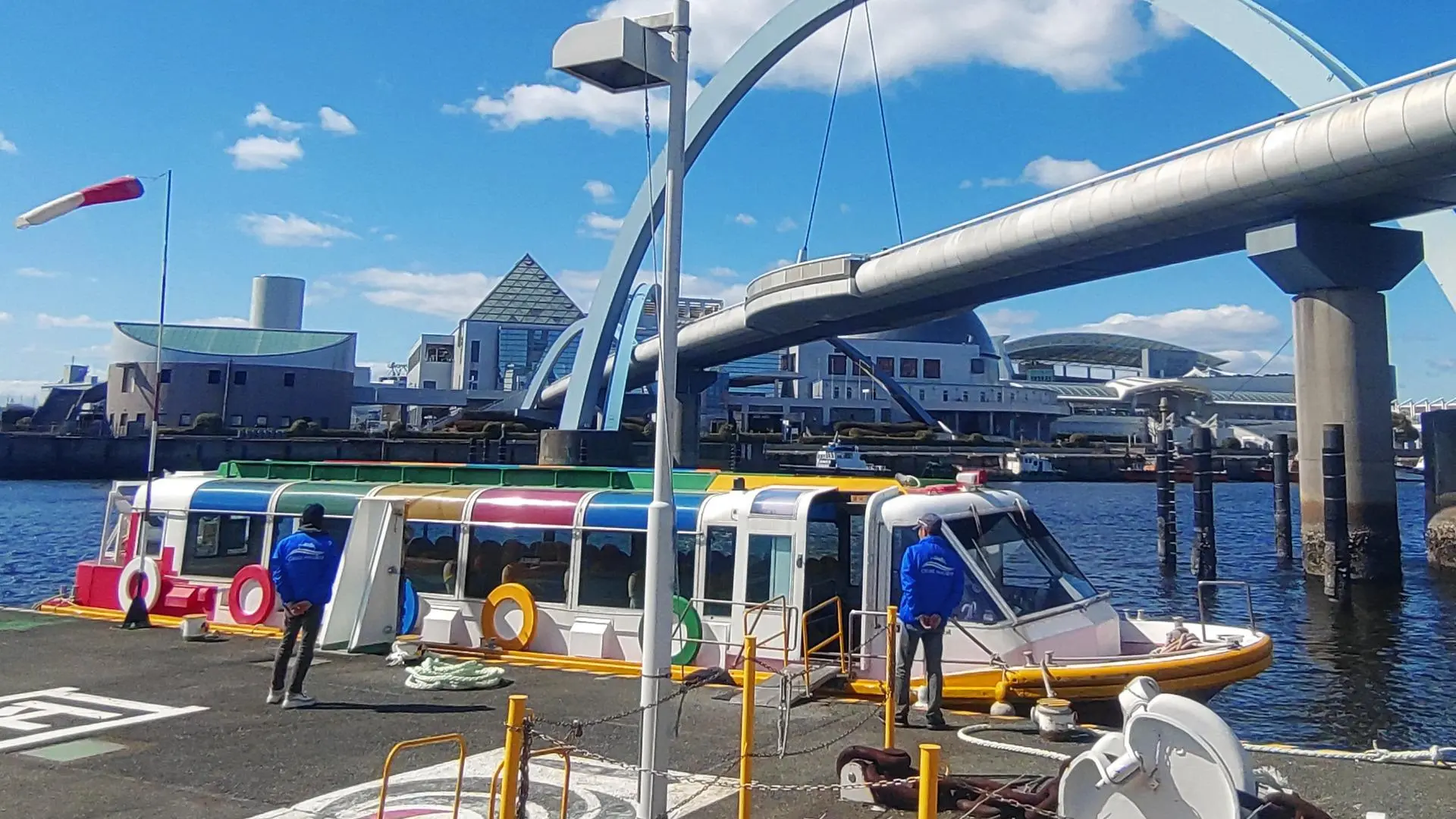 名古屋港で出航を待つクルーズ名古屋の水上バス