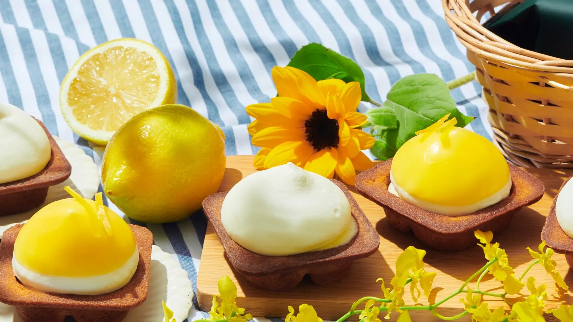 レモンとひまわりを添えた「チーズワンダー」と「チーズワンダーイエロー」が並ぶ、夏らしいテーブルコーディネート