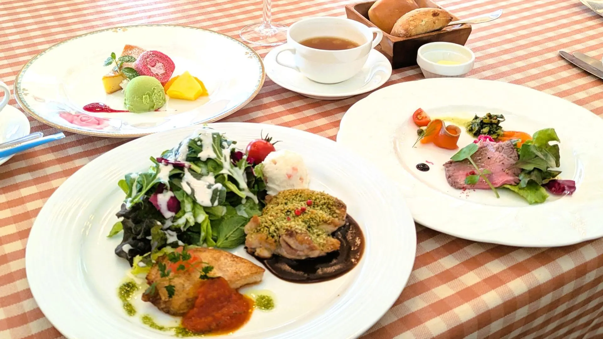 「アンボメのランチコース。サラダ、前菜、メイン、デザートが並ぶテーブル」