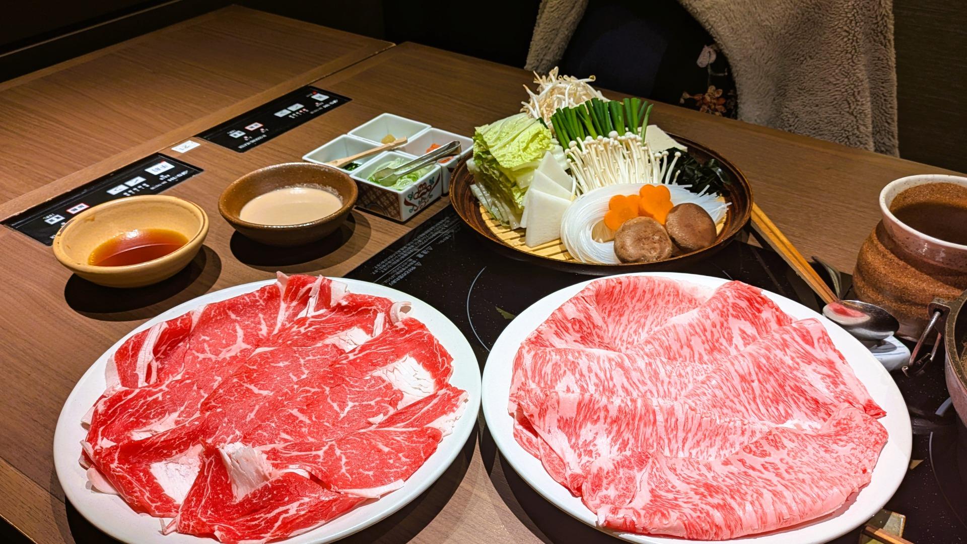 木曽路のしゃぶしゃぶ用の牛肉1.5倍盛り。鮮やかな赤身と霜降りが美しく並んだ盛り付け。