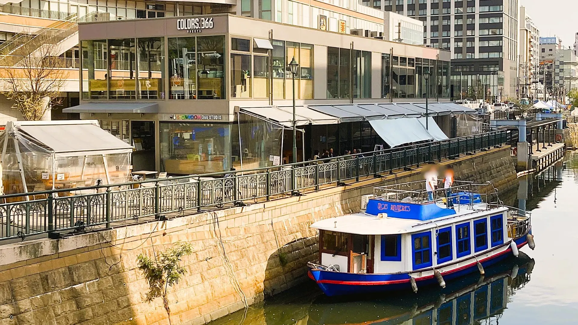 名古屋・堀川沿いに停泊する青と白のボートと水辺の景色(Boat Restaurant on 堀川)