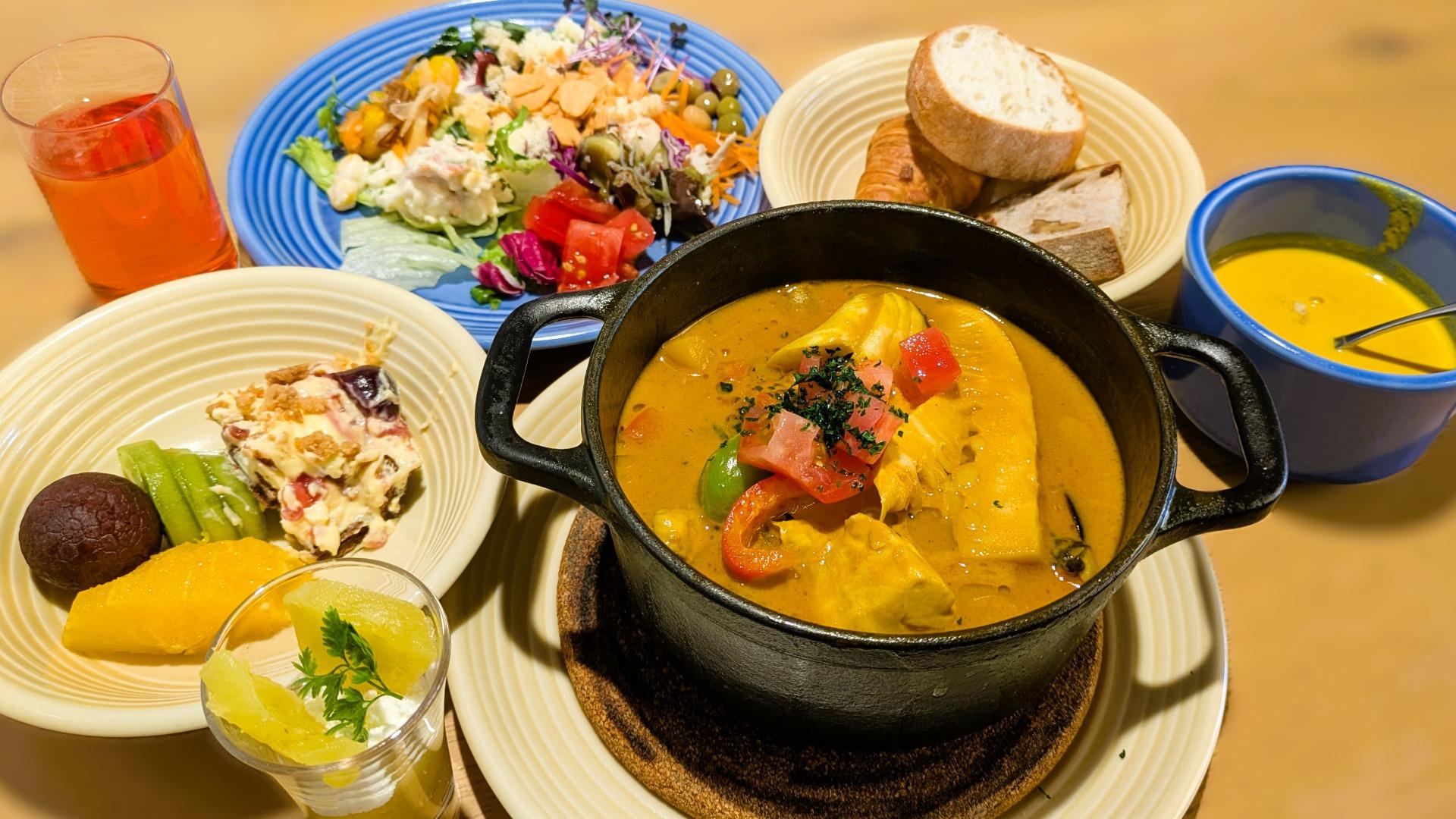 イビススタイルズ名古屋「マーケットストリート」のランチ彩り豊かなカレー、サラダ、スープ、パン、デザートが並ぶテーブルの様子。