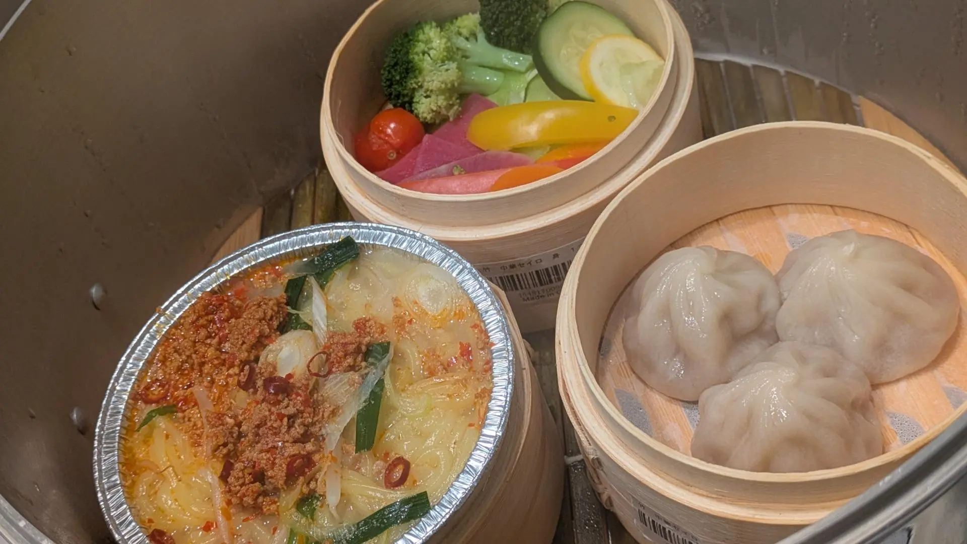 『SEIRO BASE』で提供された蒸し料理のせいろ。野菜や肉がふっくらと蒸し上がった冬らしい温かいメニュー。