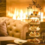 名古屋ストリングスホテルのイブニングハイティーのスタンドと大聖堂の景色