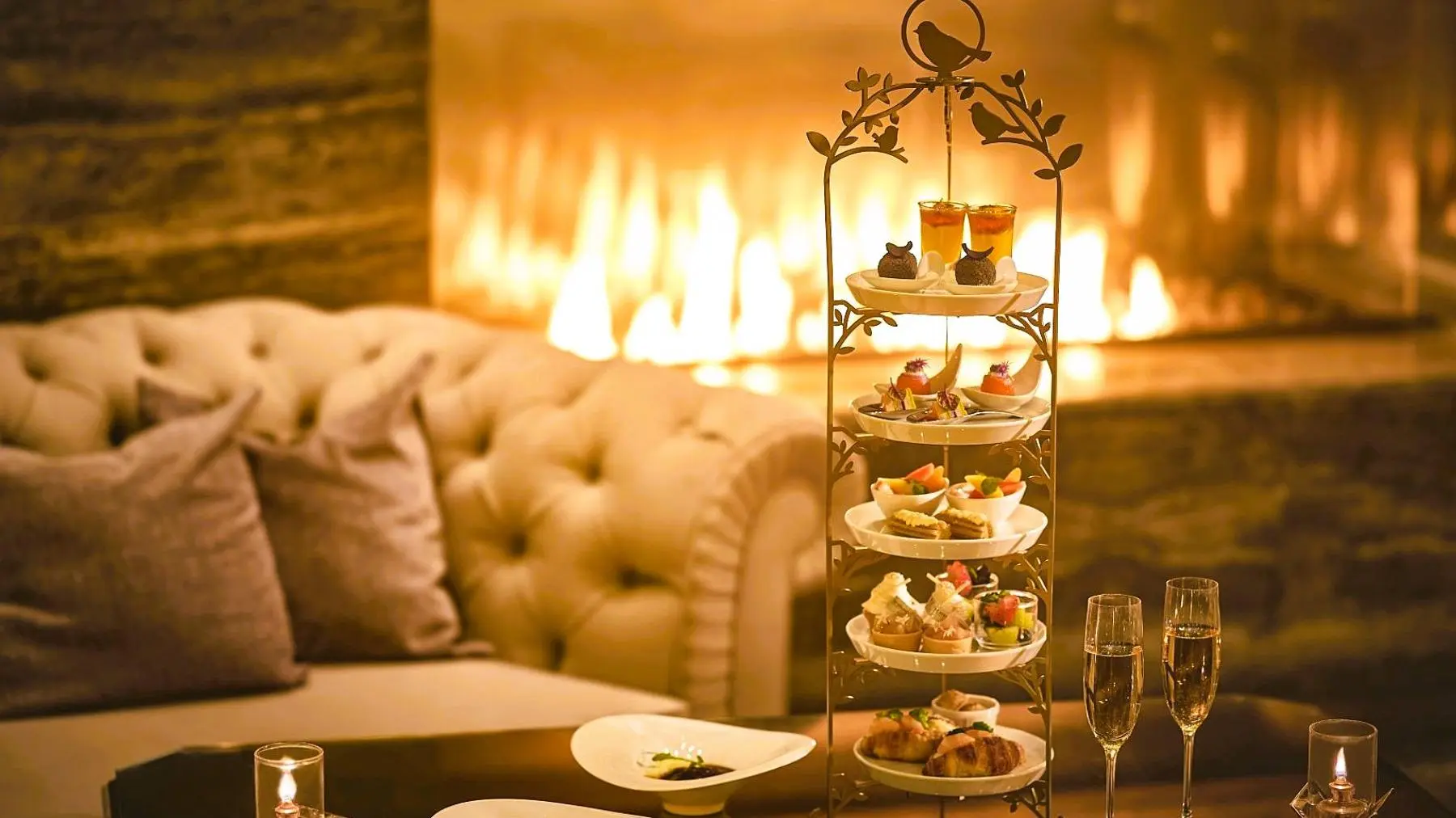 名古屋ストリングスホテルのイブニングハイティーのスタンドと大聖堂の景色