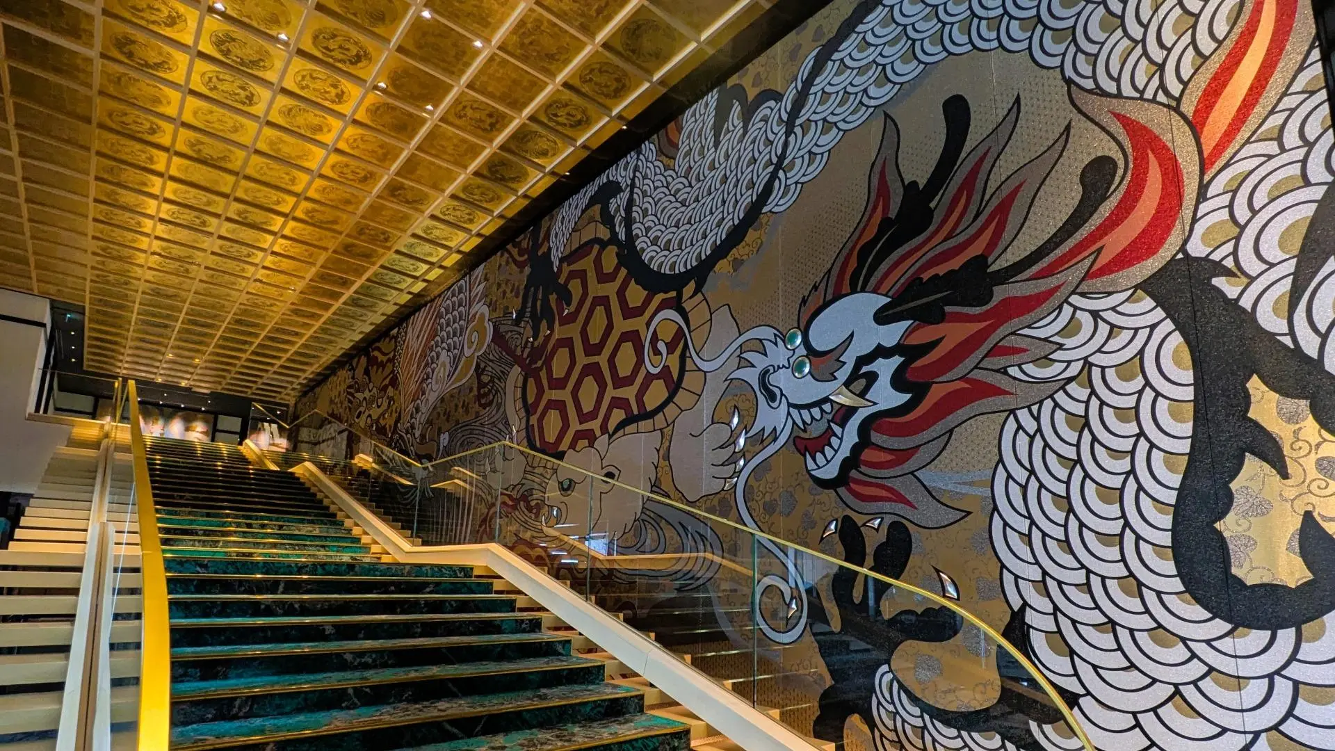 エスパシオ ナゴヤキャッスルのロビー階段と西陣織の龍の壁画