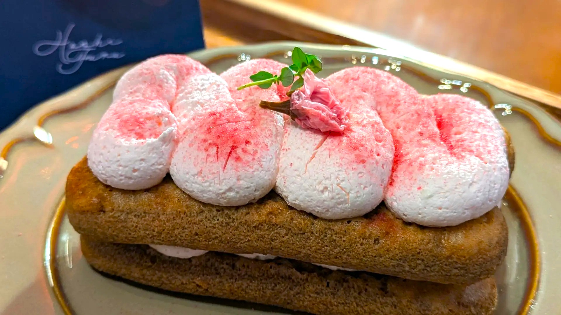 名古屋市千種区Cafe Hoshifuruの春限定スイーツ「桜ティラミス 春ふる」の明るいアップ写真。桜色のクリームが春らしい人気メニュー。