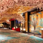 エスパシオ ナゴヤキャッスルの桜のアーチが美しいエントランス。春の夜にJAZZディナーを楽しめる特別感のある空間。