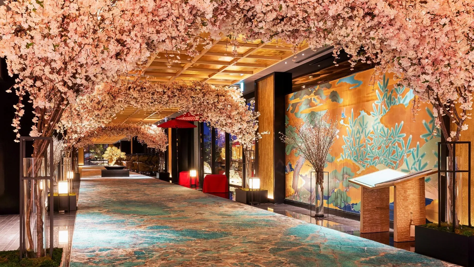 エスパシオ ナゴヤキャッスルの桜のアーチが美しいエントランス。春の夜にJAZZディナーを楽しめる特別感のある空間。