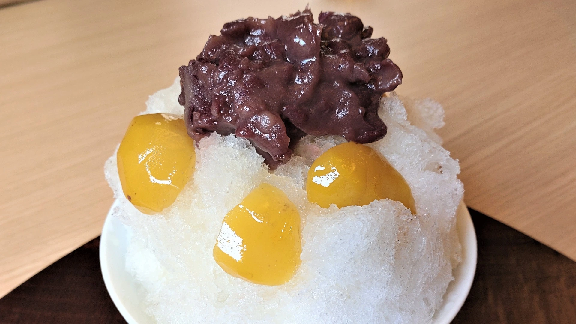 恵那寿や石川橋店の季節のかき氷。ふわふわの氷の中に栗がたっぷり入った、和の空間で楽しむ贅沢な一杯。