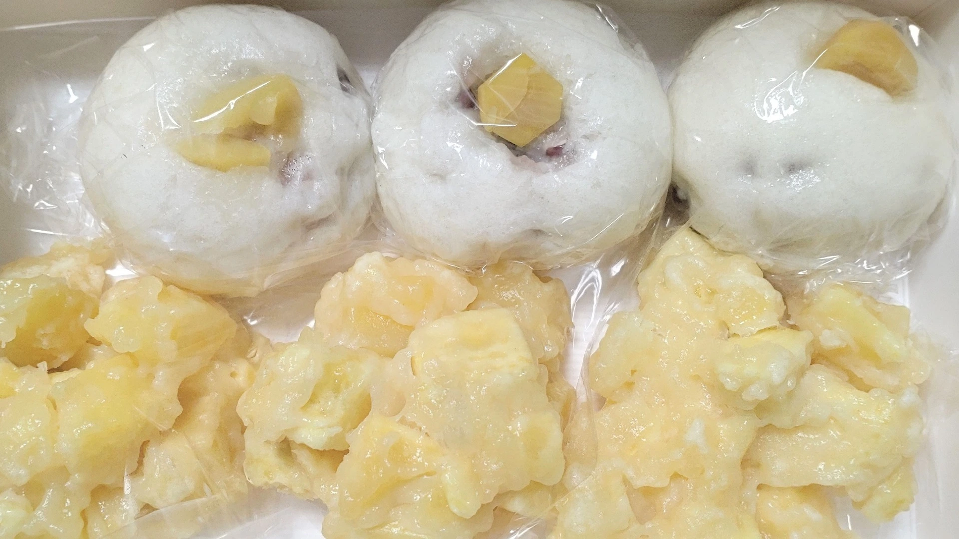 名古屋市千種区で購入した赤飯まんじゅうと鬼まんじゅう。ふっくらした赤飯まんじゅうと、さつまいもがたっぷり入った鬼まんじゅうが並ぶ和菓子の写真。