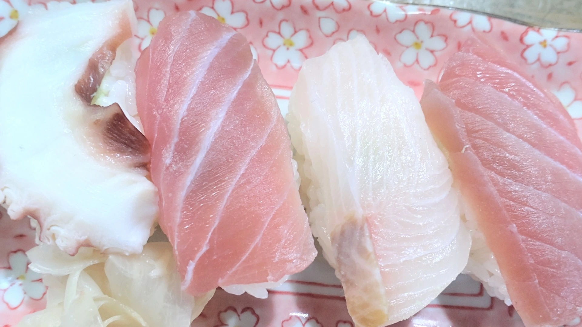 瑞穂区の寿司店『甚五郎』でいただいた新鮮な寿司ランチの盛り合わせ