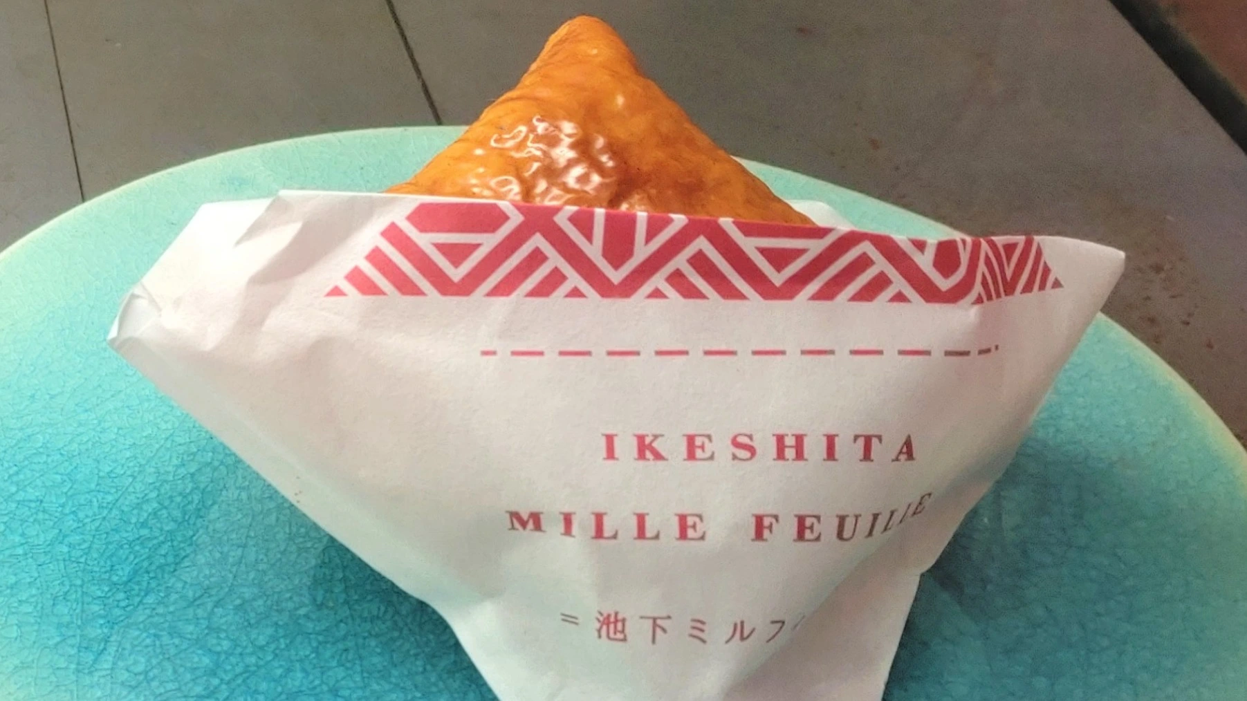 名古屋市千種区の人気スイーツ「池下ミルフィーユ」。ざくざく食感が特徴のミルフィーユの写真。